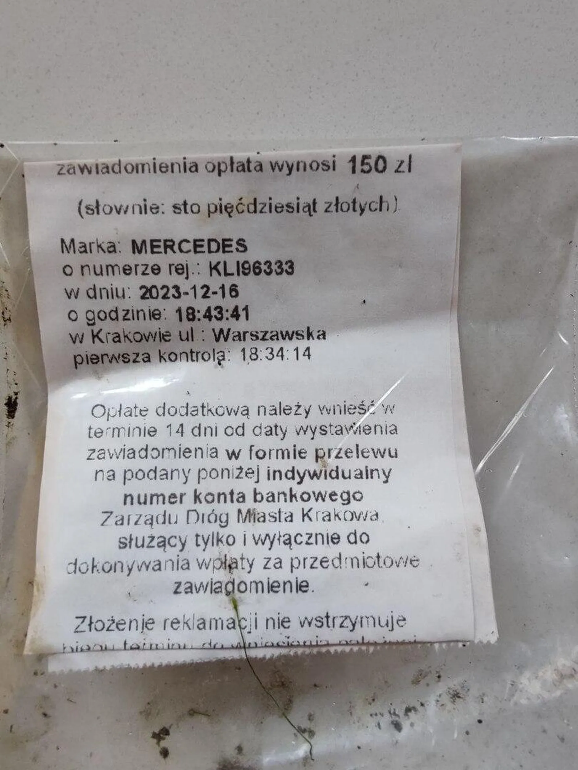 Kierowca tego samochodu wyrzuca śmieci do rowu na trasie Kraków - Limanowa. Obok wyrzuconych butelek wódki znalazłem mandat za parkowanie w strefie, wypisany na ten samochód.
