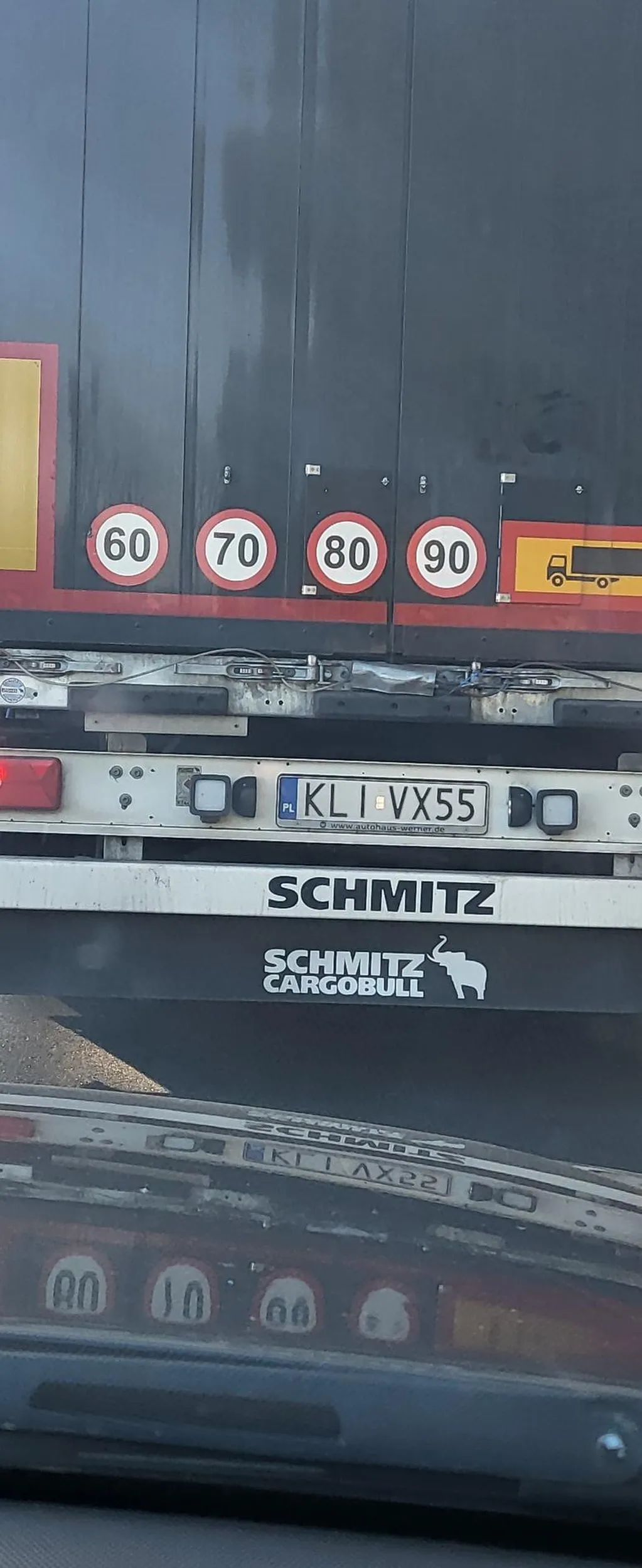 Wjeżdża na rondo bez uprzedniego zatrzymania się, mimo tego że inne auta już na tym rondzie się znajdują. Gdyby nie szybkie hamowanie to by nas pozabijał.