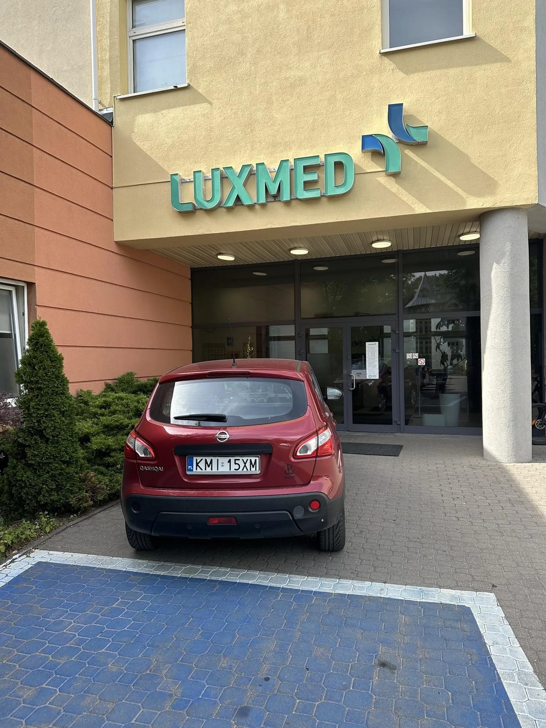 Polska Walcząca nie dość że blokuje dostęp do miejsca dla inwalidów to jeszcze wejścia do kliniki