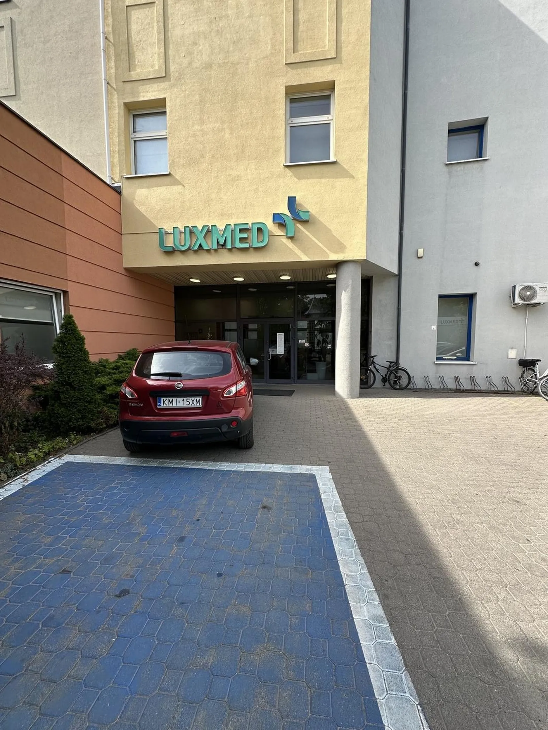 Polska Walcząca nie dość że blokuje dostęp do miejsca dla inwalidów to jeszcze wejścia do kliniki