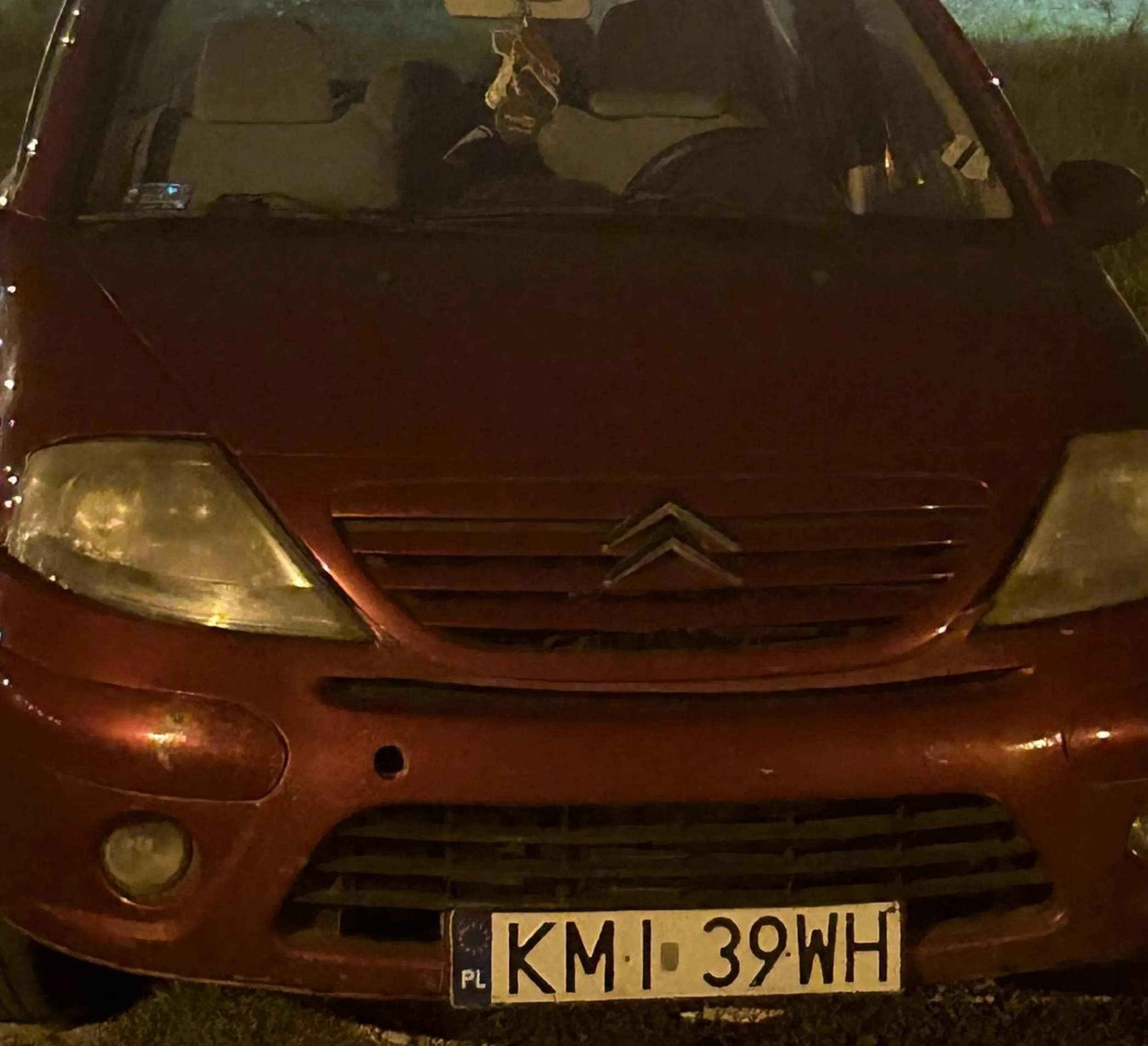 Wystaje pod domami Obserwuje posesje