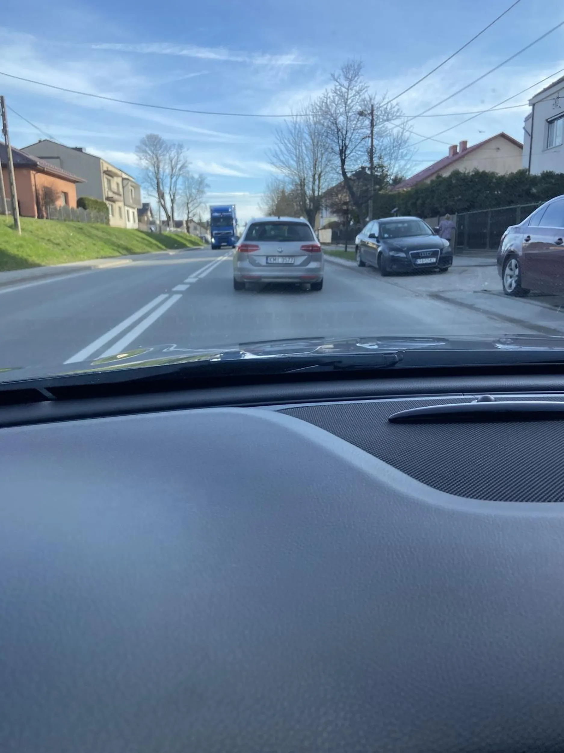 Uwaga. Hamuje i przyspiesza wymusza kolizje w tył. Pan mysli że jest ponad prawem i mu wszystko wolno