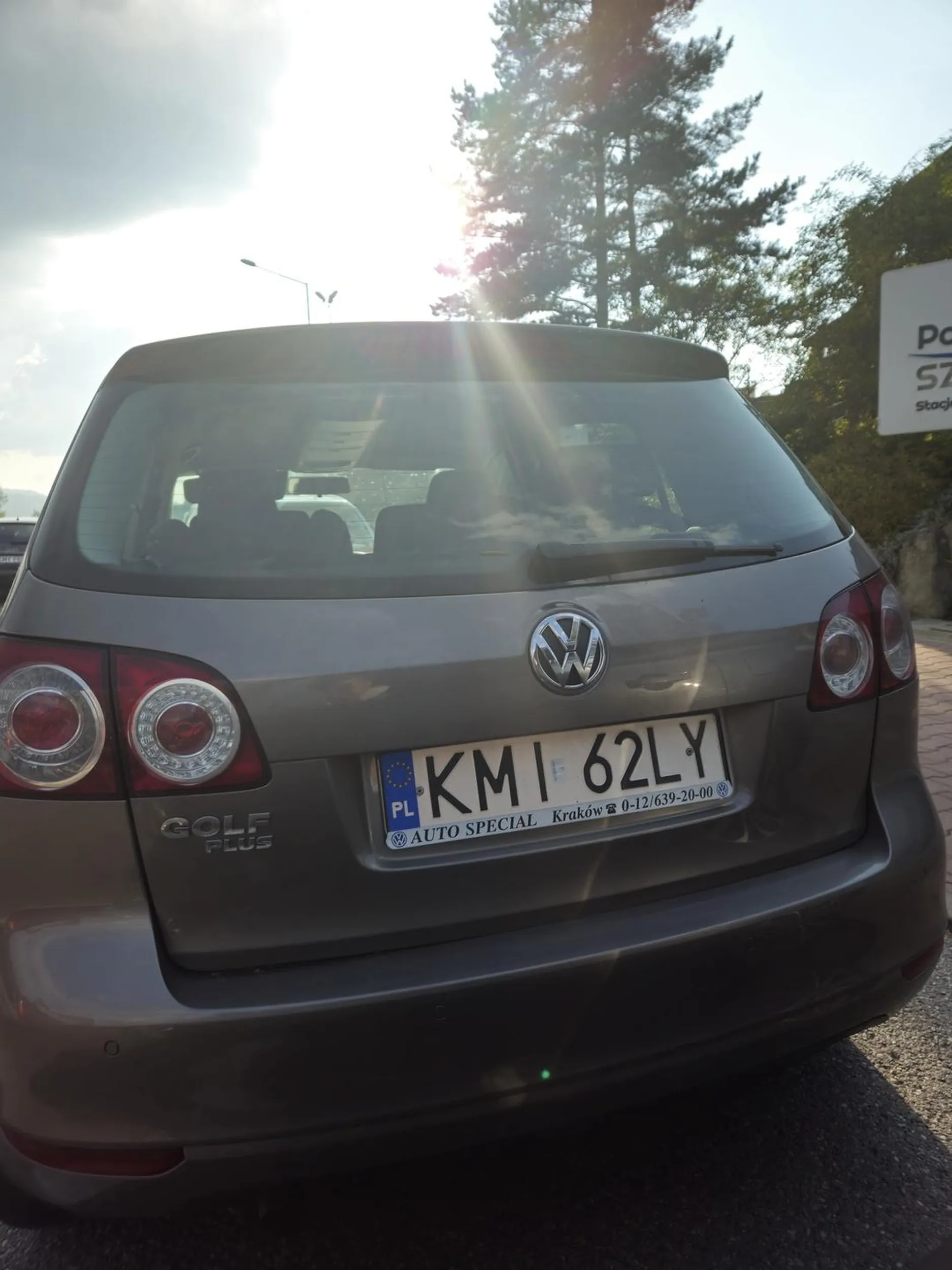 Kierowca staje na wieździe.