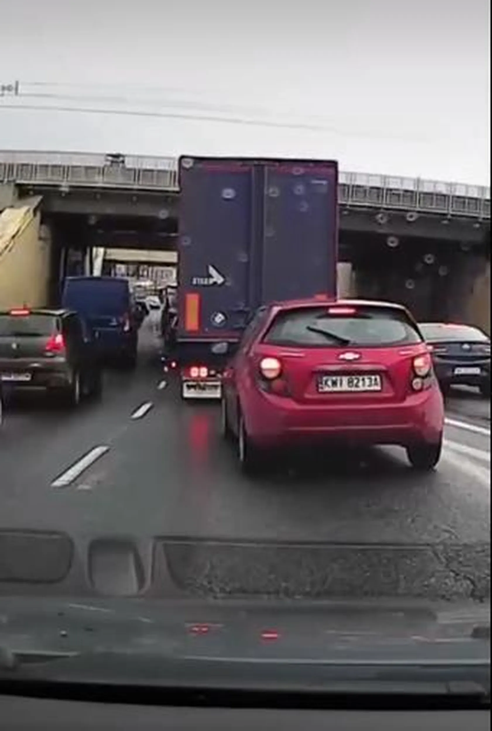 czerwony chevrolet przeciska sie na hama i w końcu zgnieciony został z tyłu Link: https://www.facebook.com/reel/902621421628399