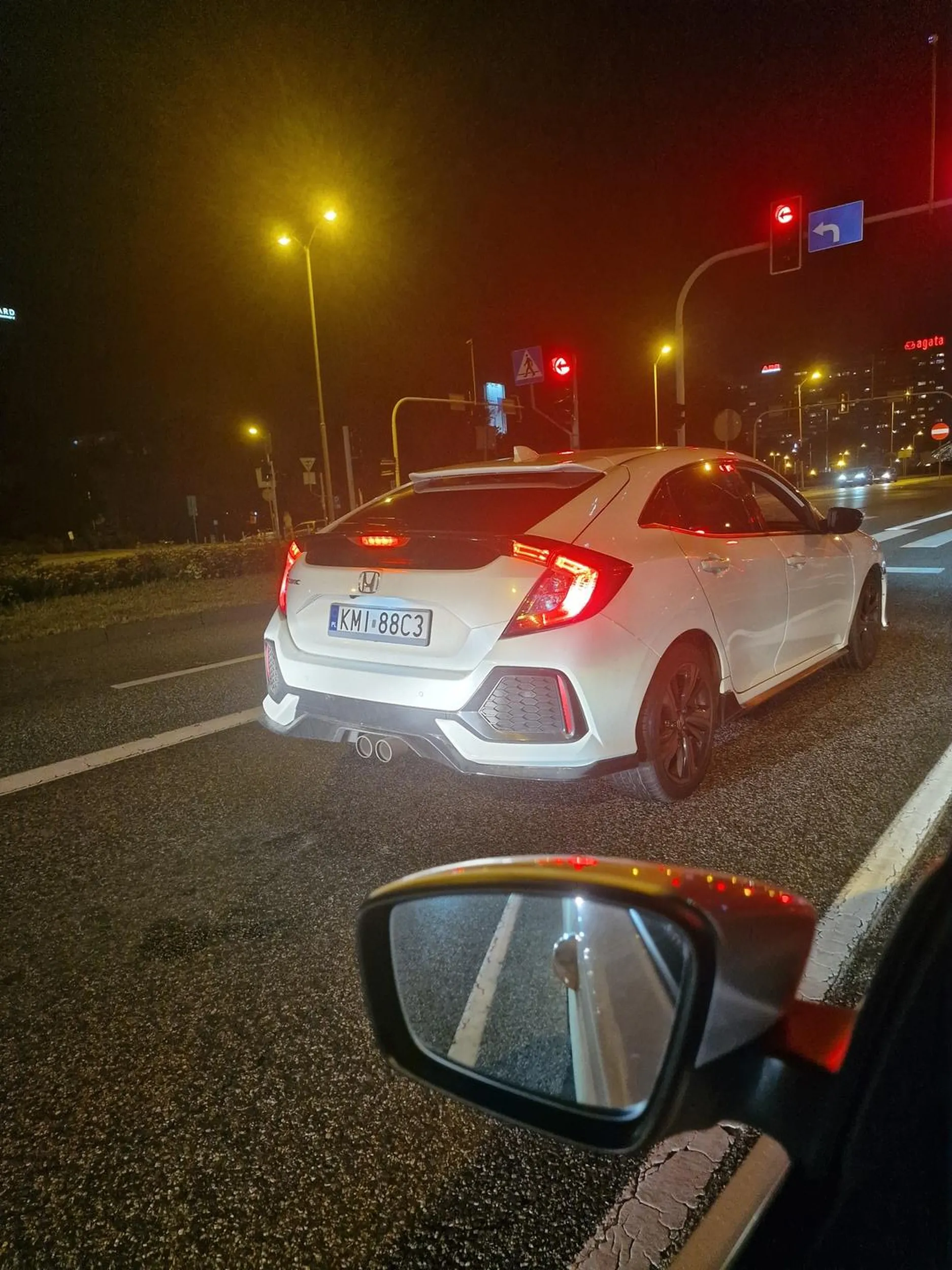 ja spotkałem faceta w tej hondzie, zwykły krzykacz małorolny próbujący krzykiem wymuszać pierwszeństwo na innych, miszcz lewego pasa, jak dla mnie upośledzony zjeb.