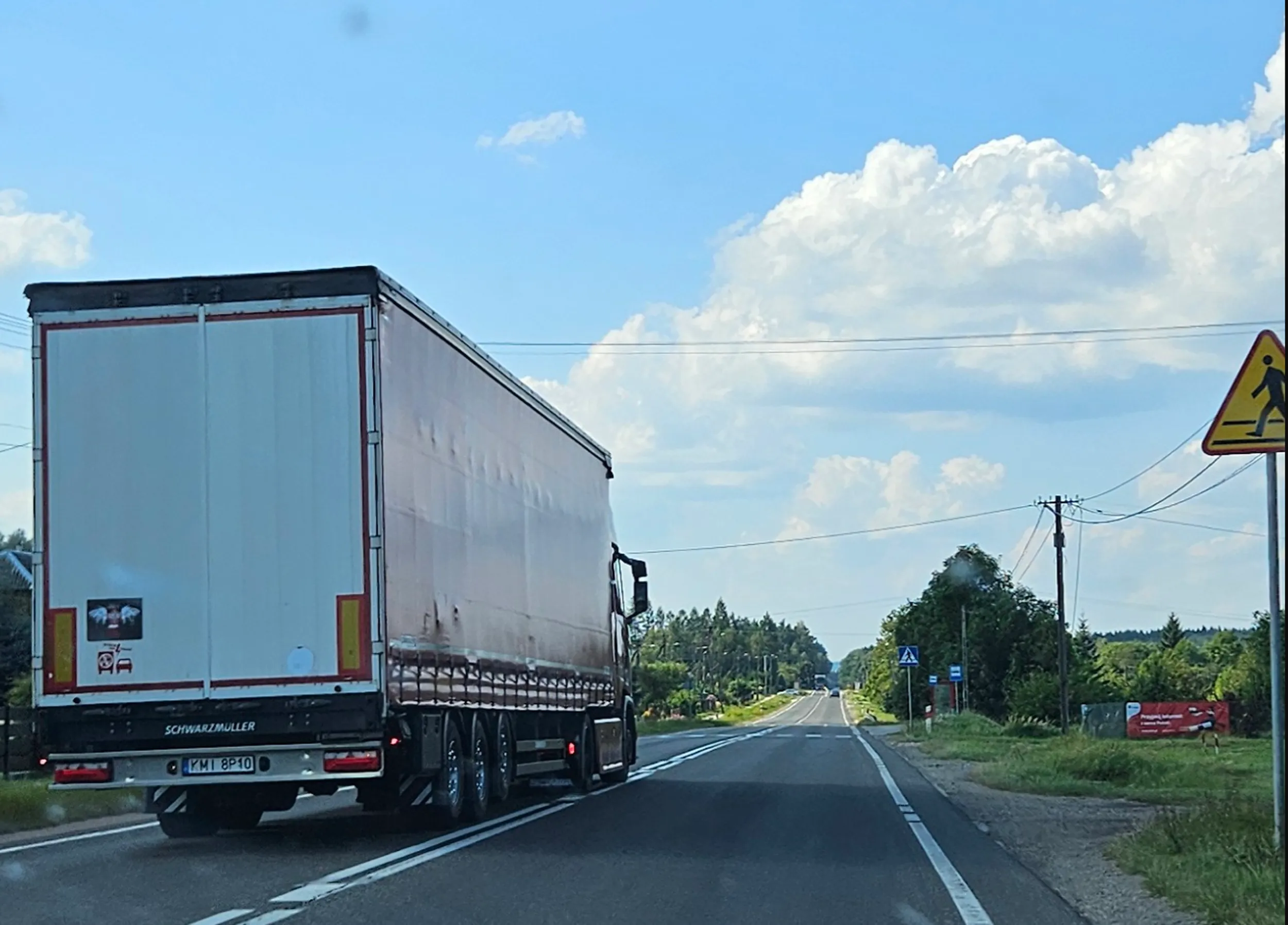 Żebyś gamoni rozbił tylko siebie jeżdżąc w taki sposób i nie zrobił krzywdę komuś niewinnemu chcącemu np. przejść przez oznakowane przejście dla pieszych.
