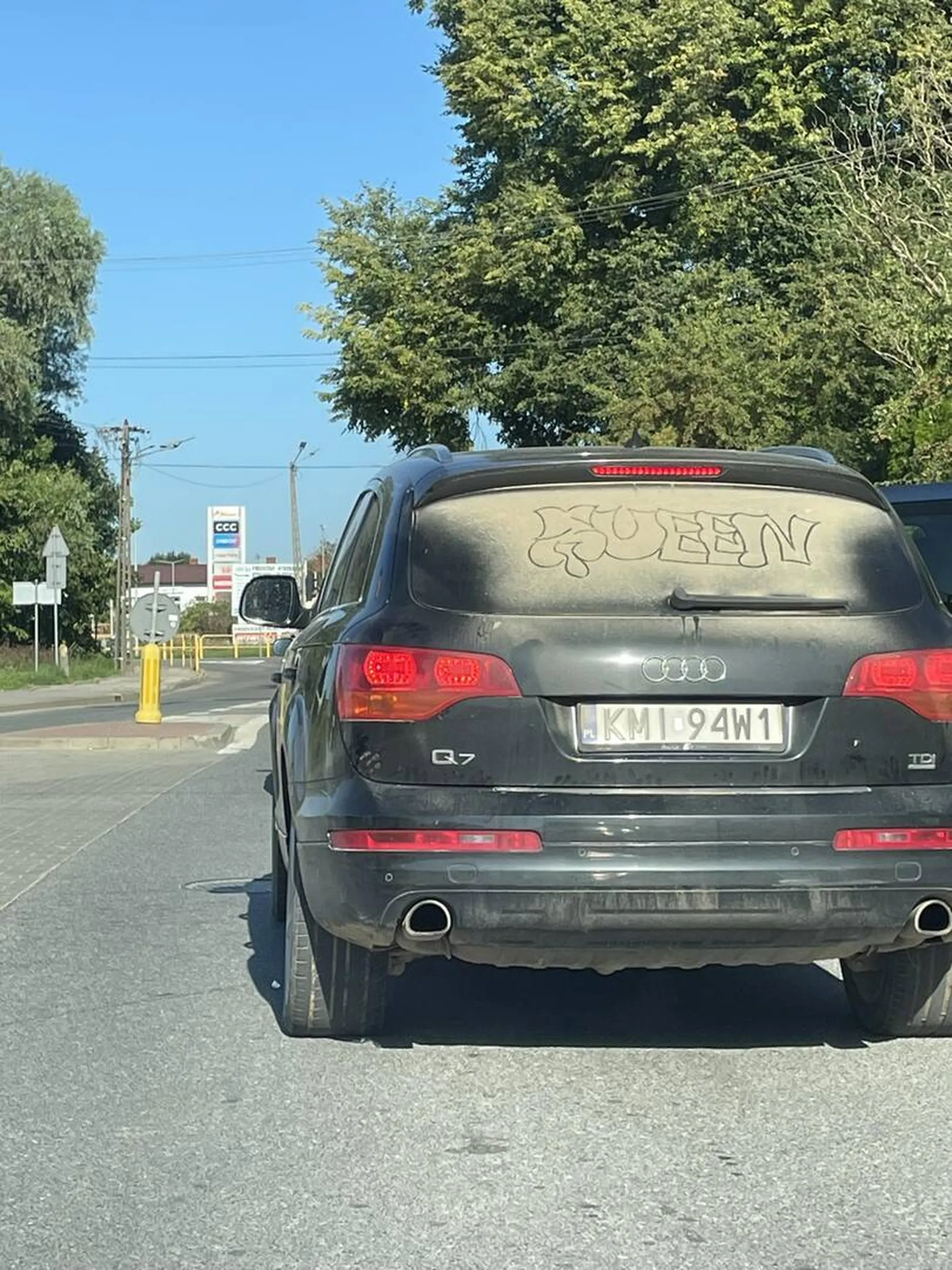 to, że masz usyfione auto nie oznacza, że masz prawo śmiecić na drogę plastikiem ze swojej paczki papierosow