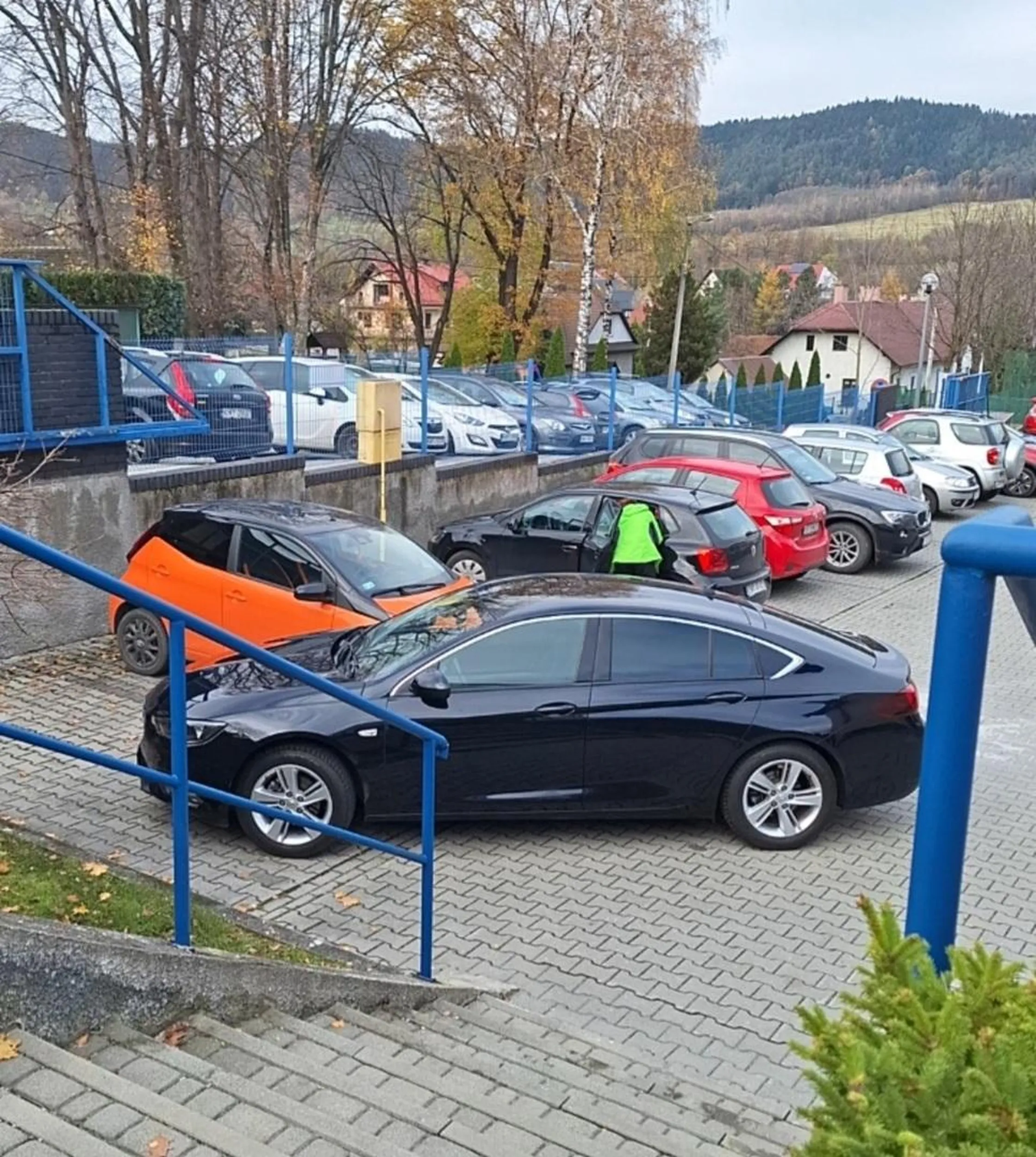 Kierowca nie umie parkować w miejscach wyznaczonych liniami