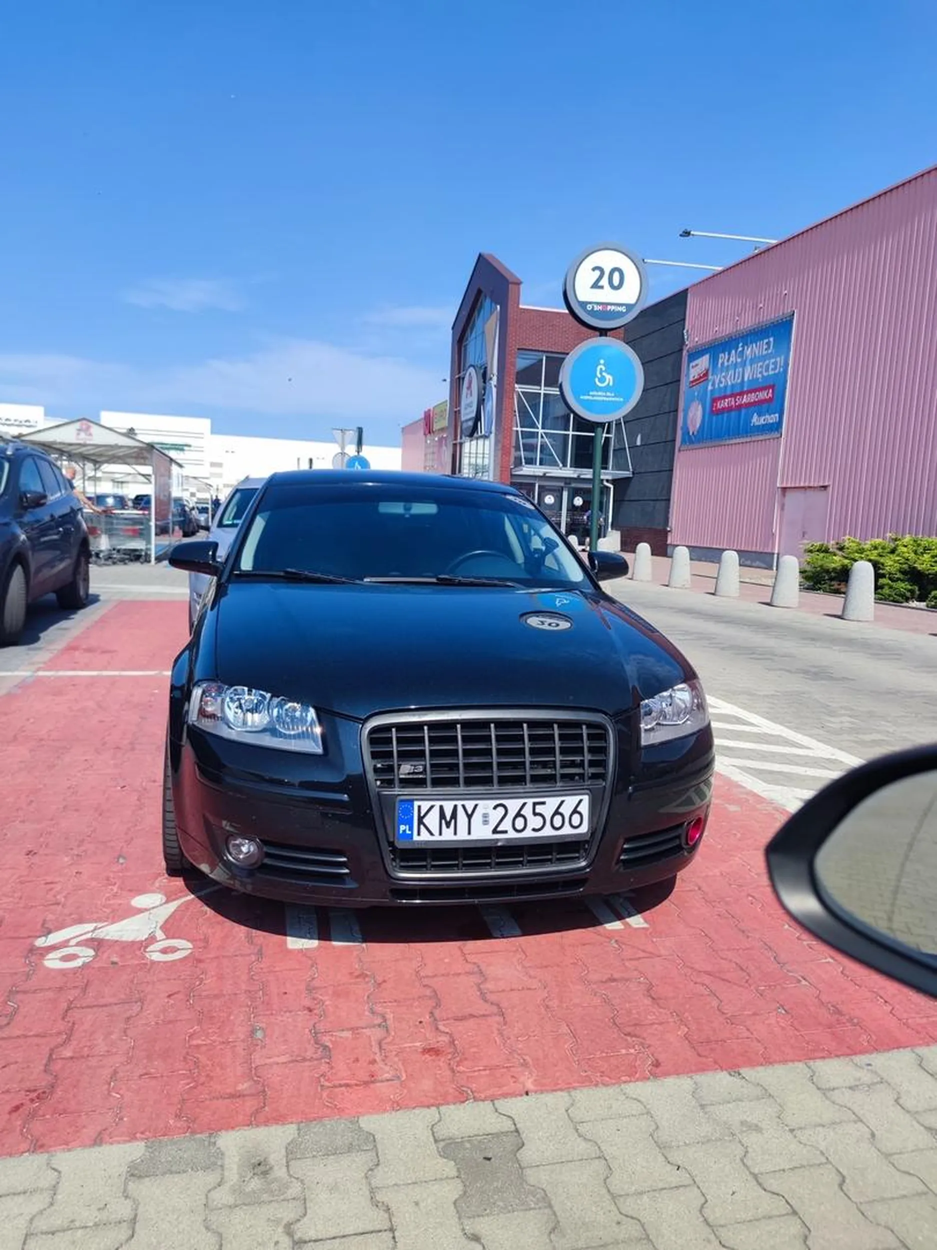 Typek blokuje miejsca dla osób z dziećmi, może strzela ślepakami i chciał się poczuć rodzinnie na takim miejscu. Następnym razem bardziej się uśmiechnij do wideorejestratora jak będziesz naklejał coś komuś na szybę!!