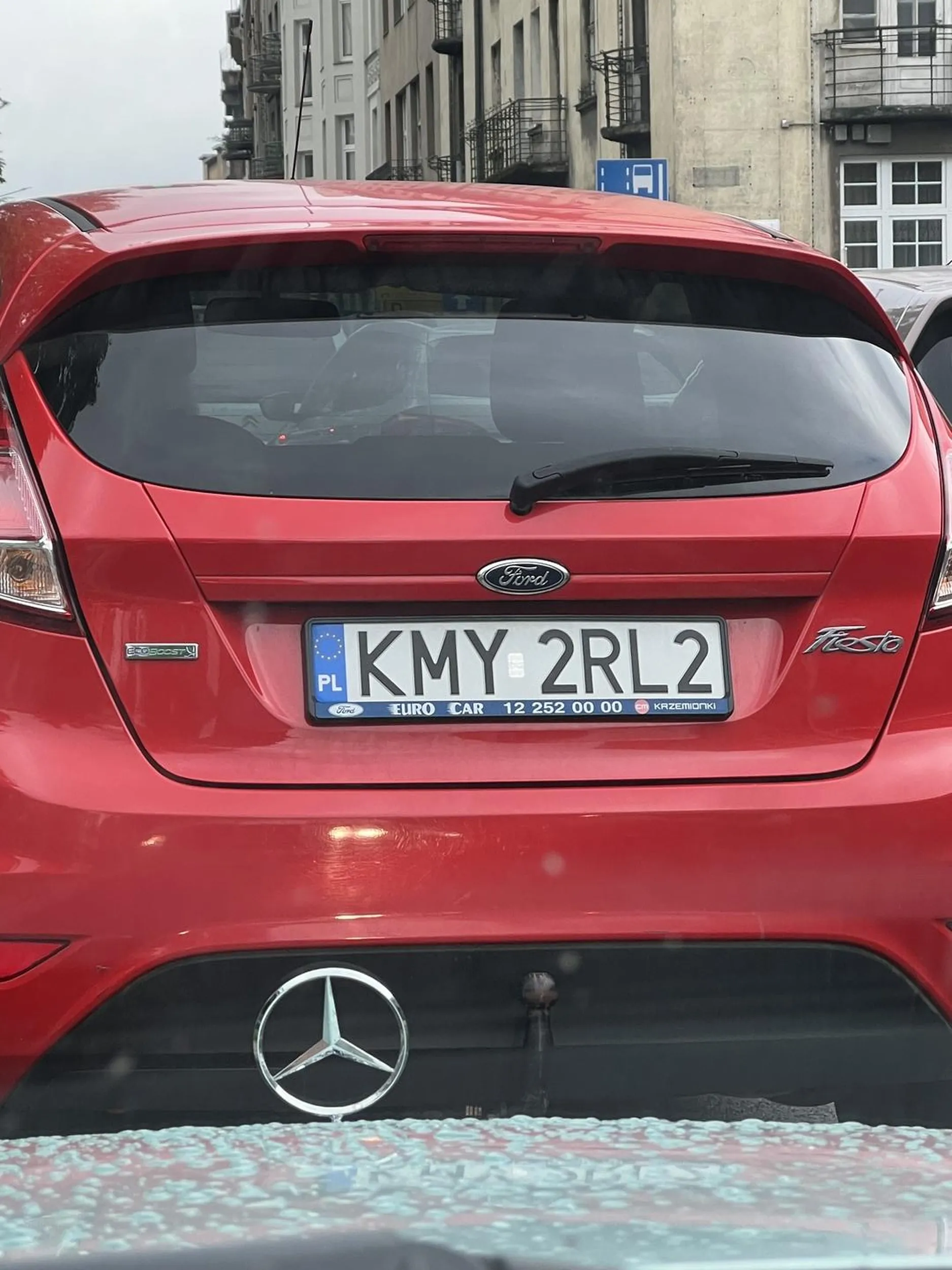 Starsza pani, która nie powinna poruszać się po drodze. Jeździ bardzo niebezpiecznie, nagle zwalnia na prostej drodze, rozmyśla się i przyspiesza, zmienia pas bez kierunkowskazów, ogólnie widać, że bardzo nie ogarnia już co się dzieje wokół.