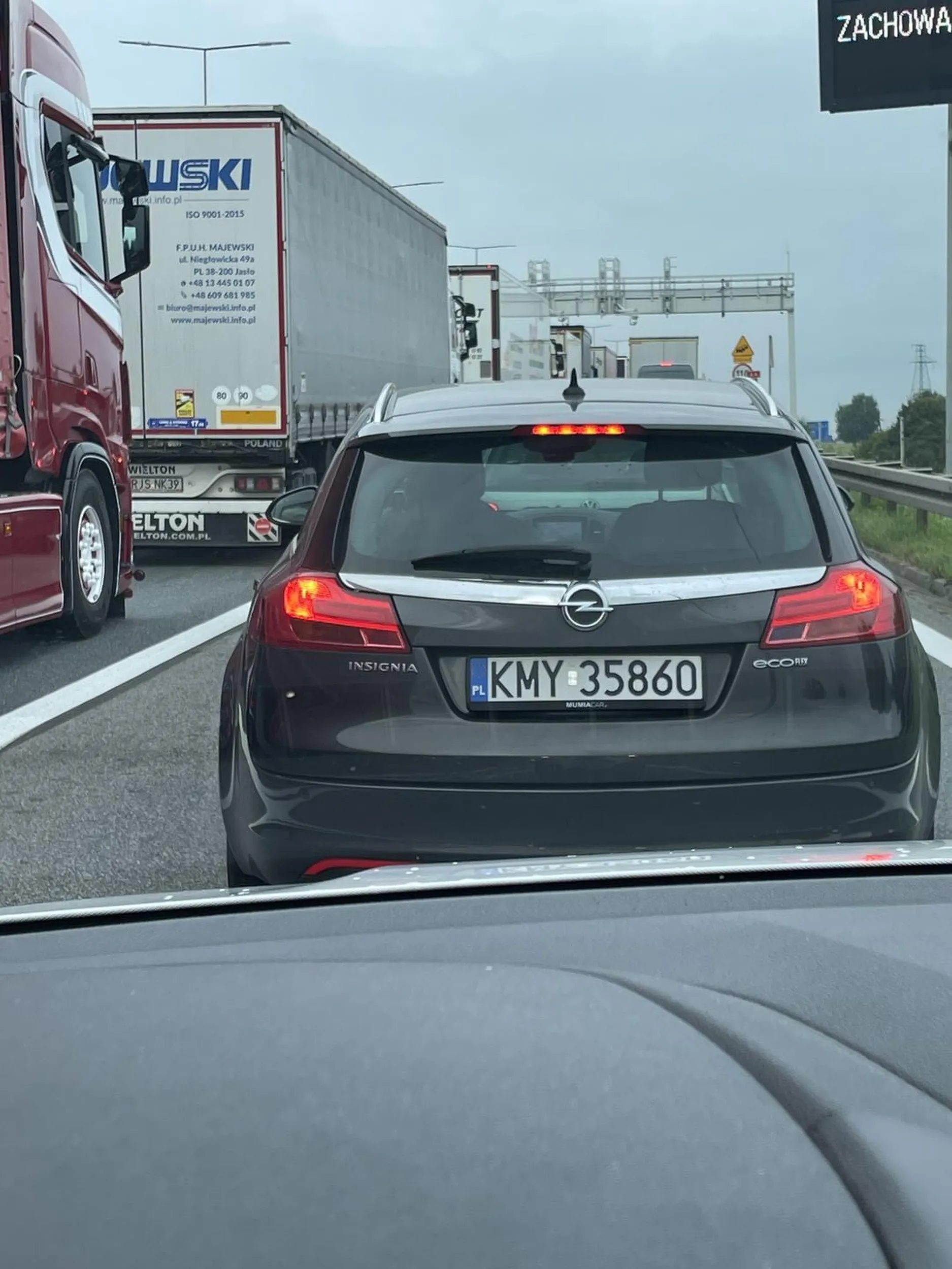 Jeździ jak wariat, wpycha się wszędzie a jak coś nie pasuje to hamuje ludzi do 20km/h.