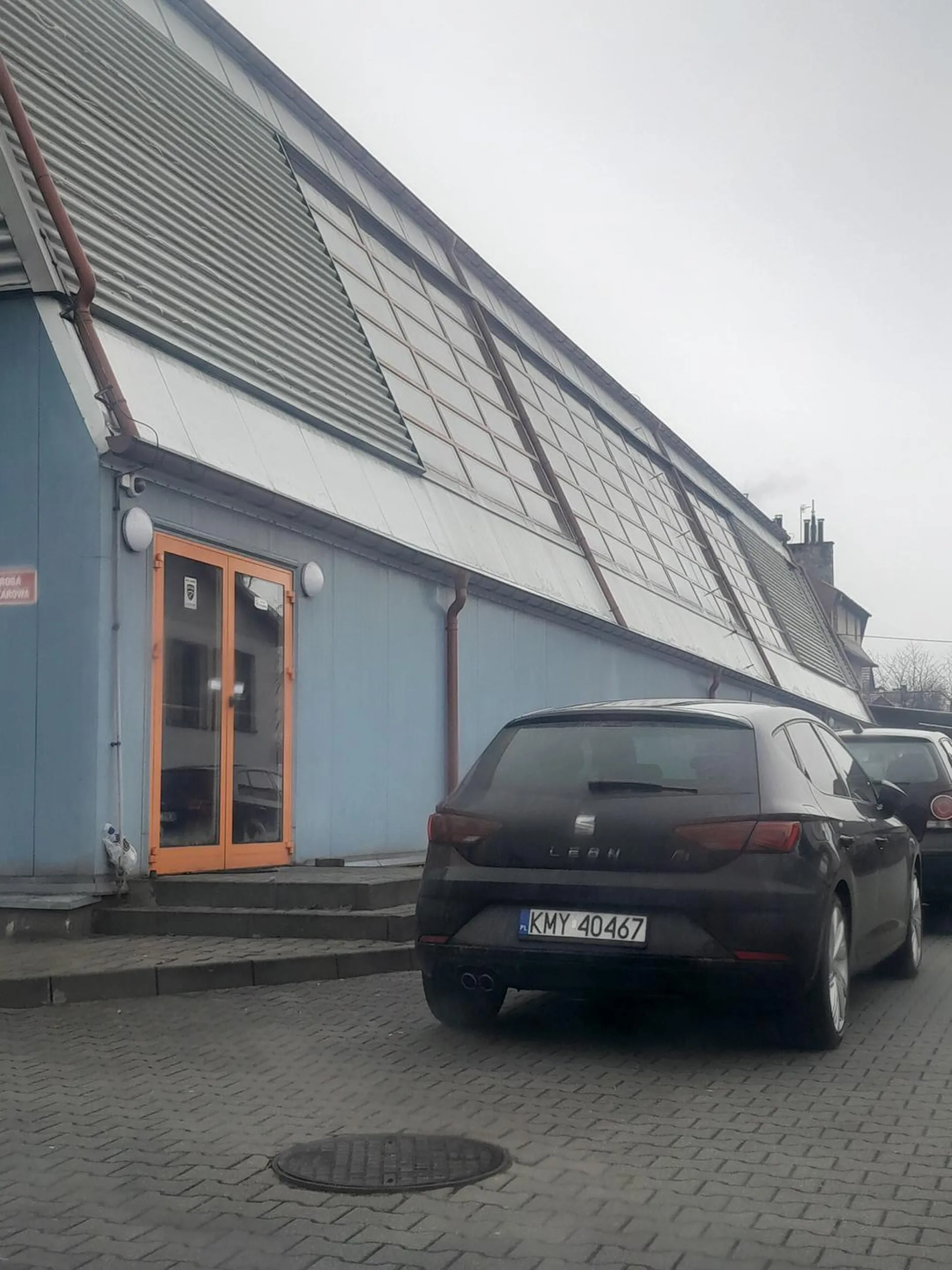 Kutas stoi przy wejściu tym złomowozem i ciężko przejść po zwróceniu mu uwagi pyskuje jakby go matka kultury nie nauczyła po zgłoszeniu sprawy do dyrektora groził mi że mnie potnie