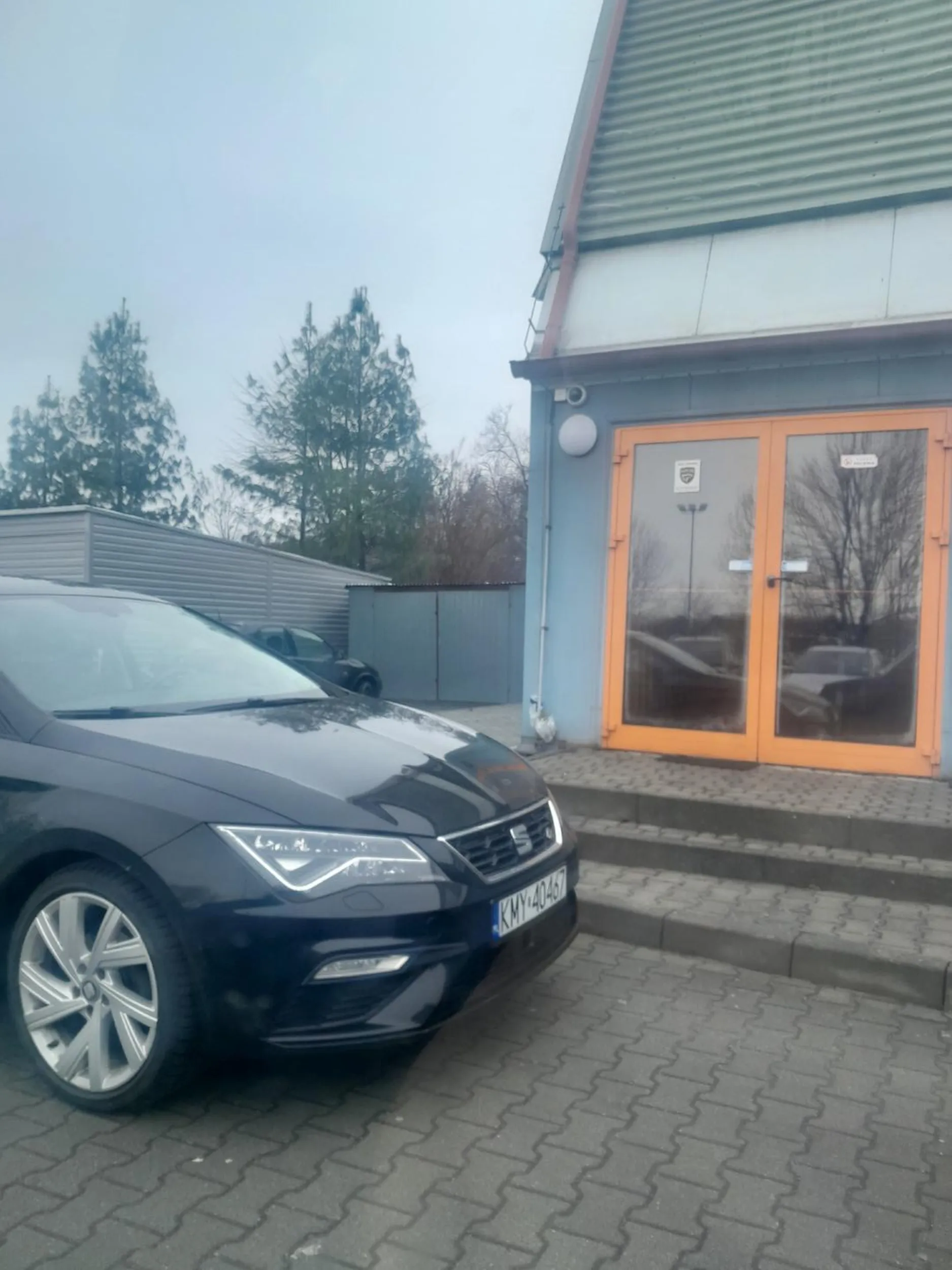 Kutas stoi przy wejściu tym złomowozem i ciężko przejść po zwróceniu mu uwagi pyskuje jakby go matka kultury nie nauczyła po zgłoszeniu sprawy do dyrektora groził mi że mnie potnie