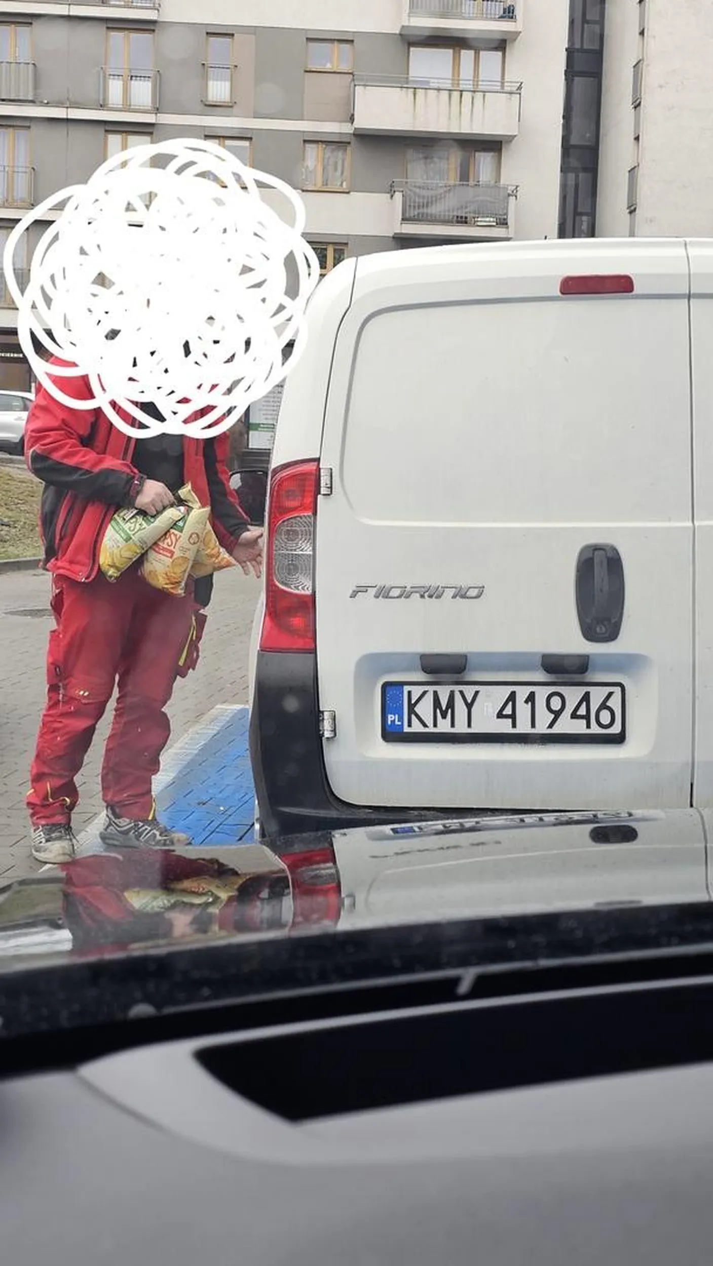 Życze szybkiej możliwości otrzymania karty umożliwiającej parkowanie na miejscu dla ozn! ^^ Trzymam kciuki za pozytywne rozpatrzenie Pana niepełnosprawności ^^ Ten wzrok wyższosci prosto na mnie i wózek, ktory lezal obok mnie powiedział mi jedno - dał Pan rade zdobyć odznakę bezmyśleno egoisty parkującego na moim miescu! PS. Jak już bedzie Pan kupowac wózek dla siebie, to polecam elektryczny. Nie dosc, ze nie musi Pan chodzic, to maksymalnie co Pan bedzie robic to ruszac nadgarstkiem. Ogarniam te sprawy, modeli jest pełno - to moze przytloczyc jako poczatkującemu, wiec jak cos pomoge doradzic. Autko akurat takie, co mozna z tylu dla Pana wstawić podjazd, są rownież programy, ktore oferują dofinansowanie w uzyskaniu opiekuna. W kontakcie! ^^