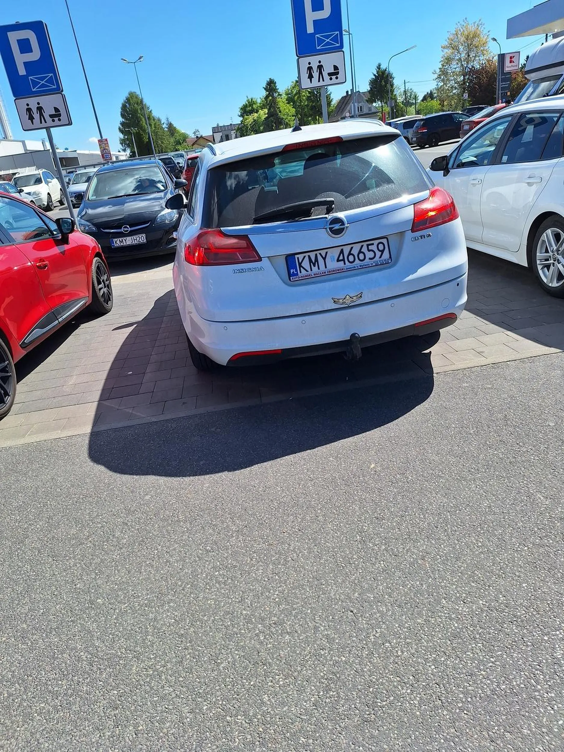 Fotelik w samochodzinie niw uprawnia do parkowania na tym miejscu. Pani przyjechała na zakupy bez dziecka mimo zwrócenia uwagi dlaczego zajęła to miejsce parkingowe spojrzała kpiącym wzrokiem