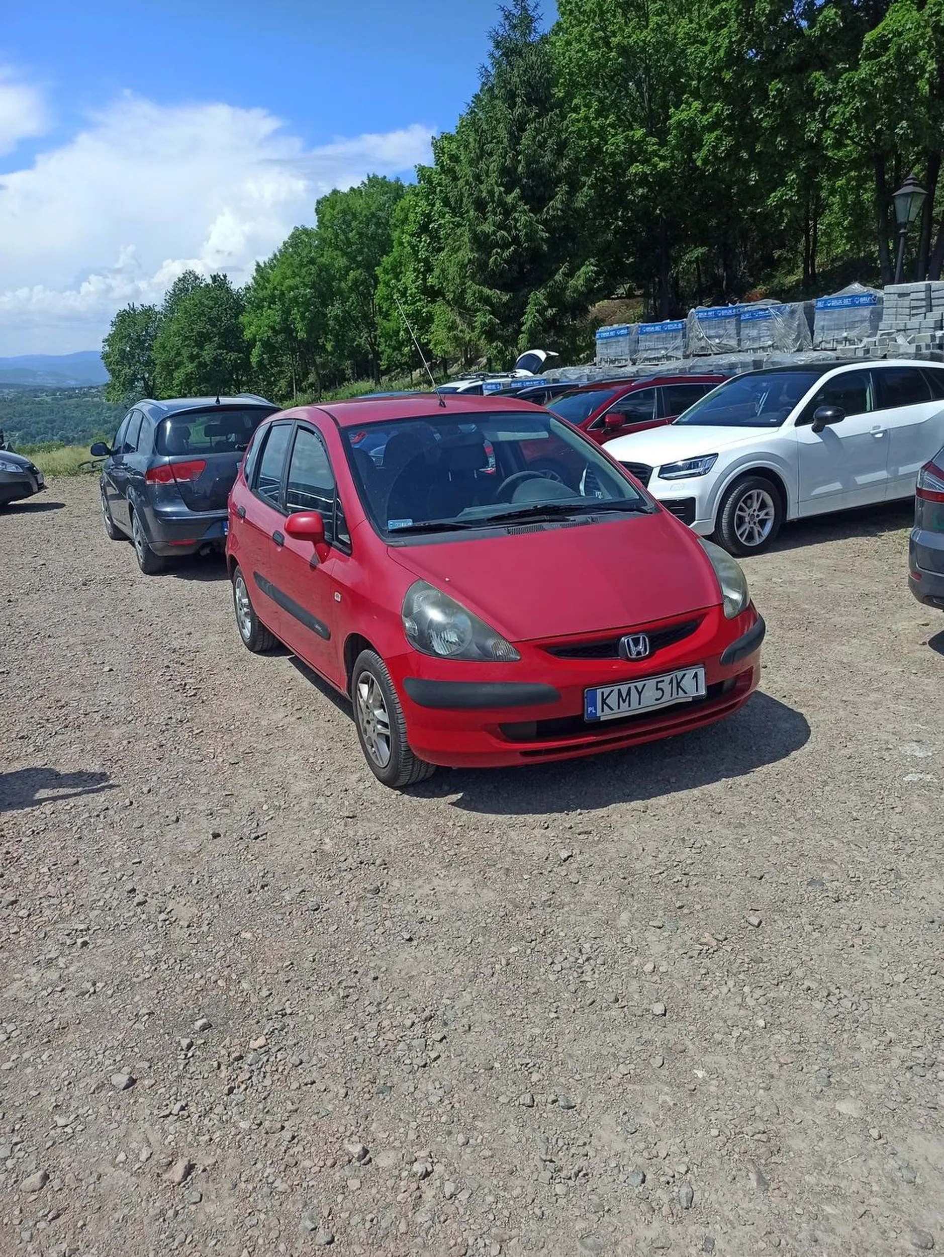 Zablokował auta, stoi na środku parkingu