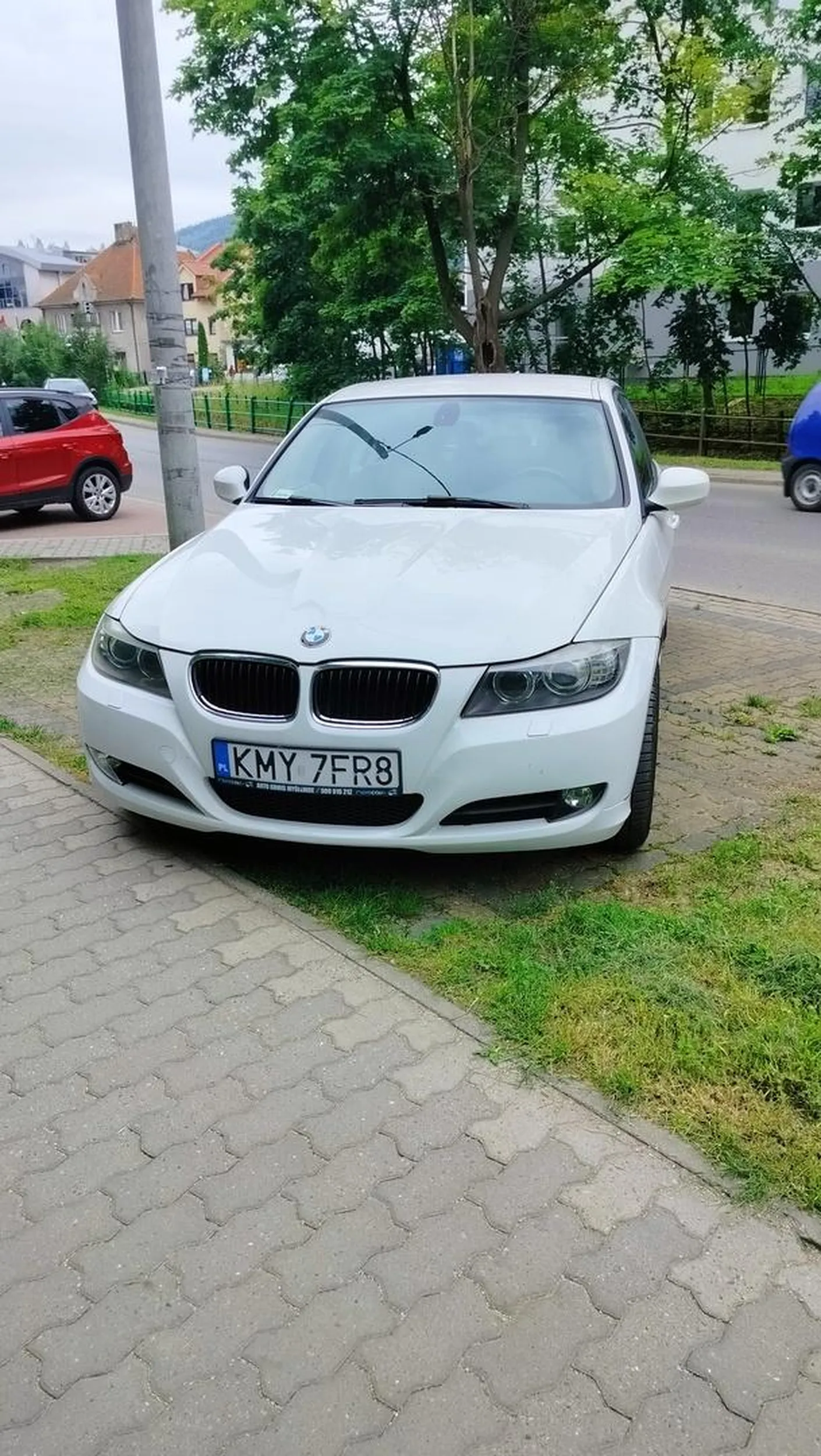 Gościu stanął na trawniku jak by nigdy nic i sobie poszedł, gdy dosłownie 2 mentey dalej był parking z wolnymi 2 miejscami