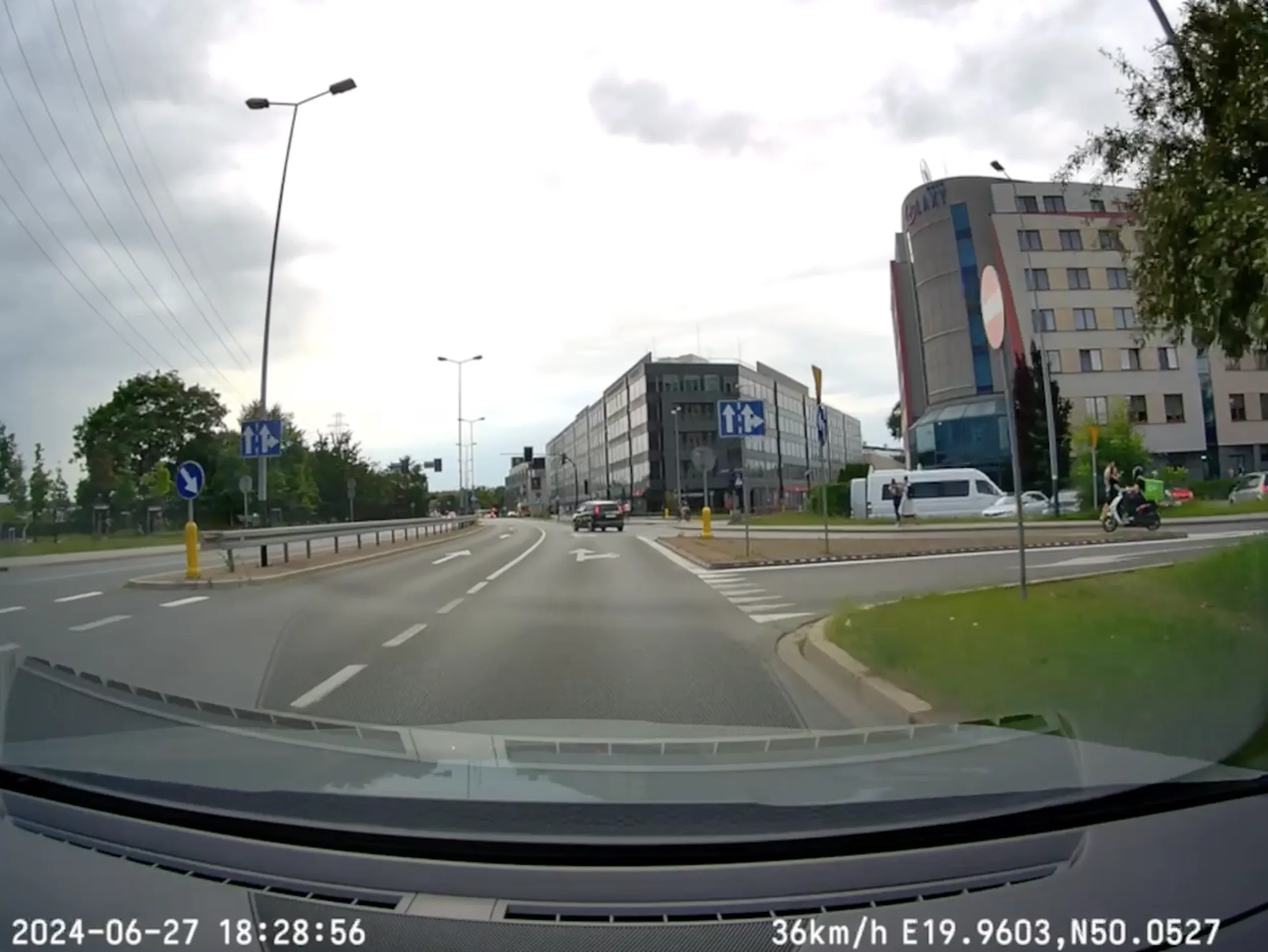 Typiarz popyla na skuterku i nawet nie oglada sie wlaczajac sie do ruchu. Celowo naciska hamulec, zeby sie swiatlo stopu zapalilo, ale tylko blysnelo. Cwaniak jakich malo. Jestes na stop chamie.