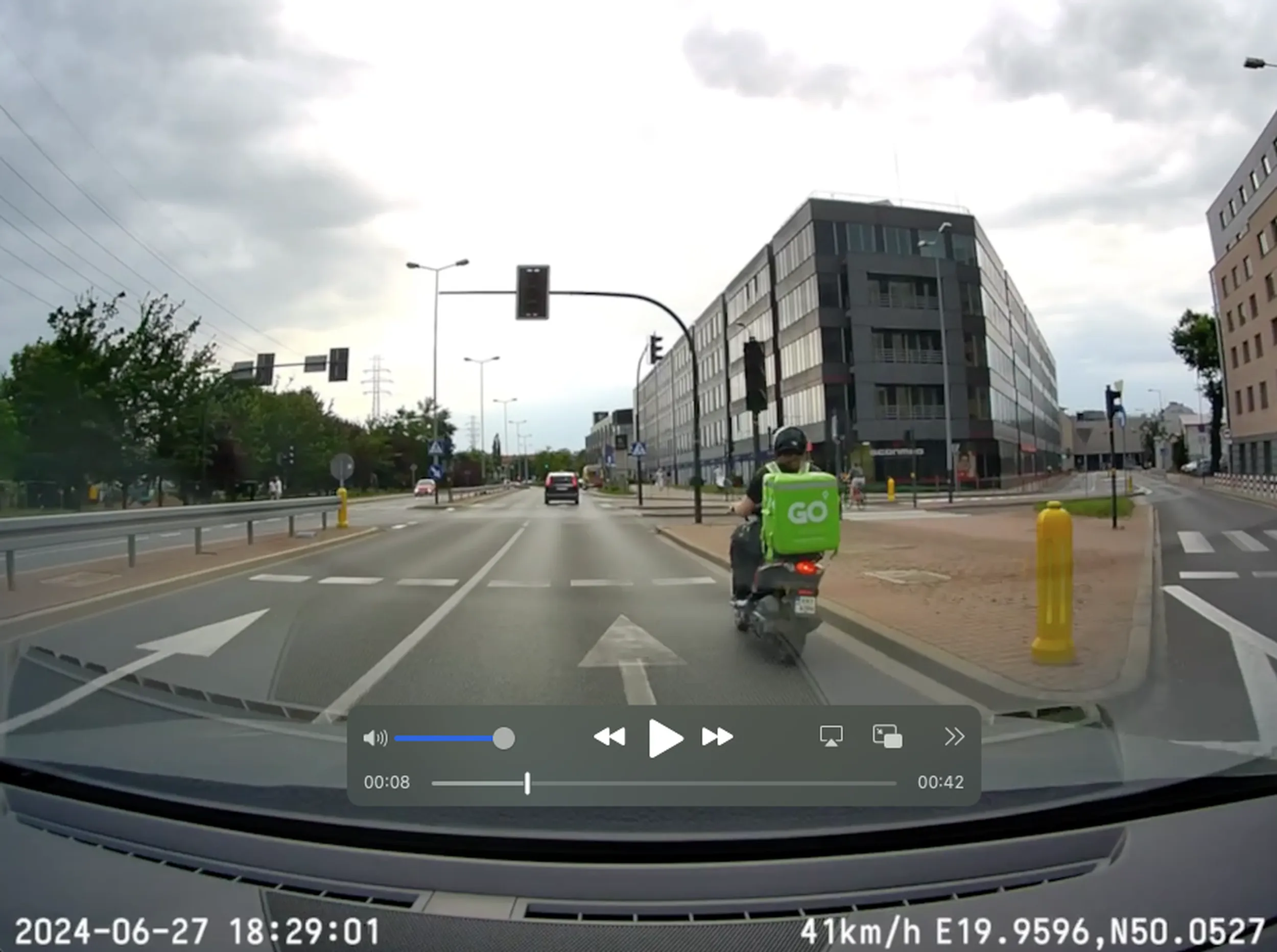 Typiarz popyla na skuterku i nawet nie oglada sie wlaczajac sie do ruchu. Celowo naciska hamulec, zeby sie swiatlo stopu zapalilo, ale tylko blysnelo. Cwaniak jakich malo. Jestes na stop chamie.