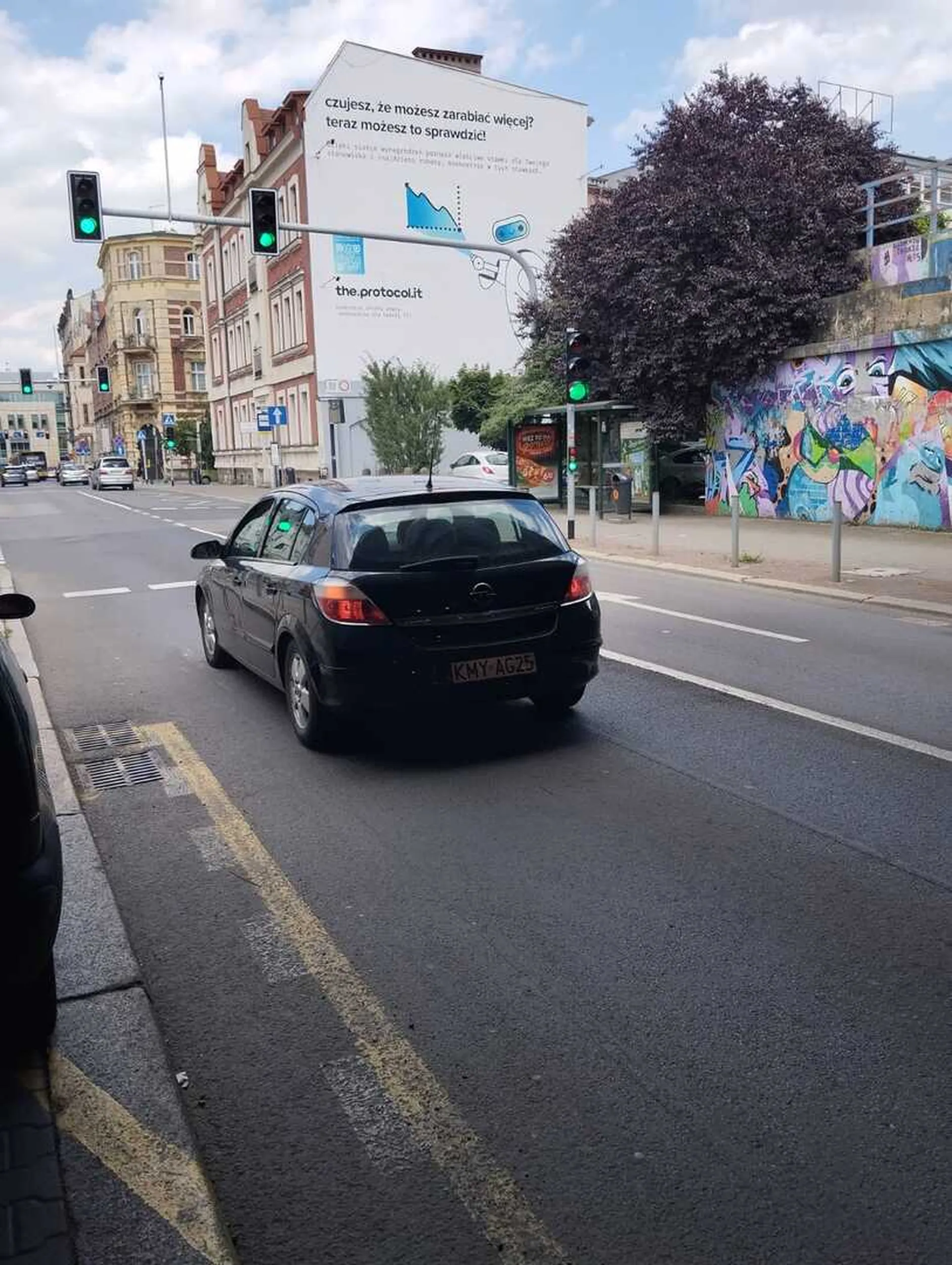 Wiesniara przyjechała na apartamentowce do Katowic wymusza pierwszeństwo,zajmuje miejsca parkingowe mieszkańców pod pretekstem że wynajęła tutaj apartament na weekend  po zwróceniu uwagi i poinformowaniu że zostanie wezwana straż miejska odjechała