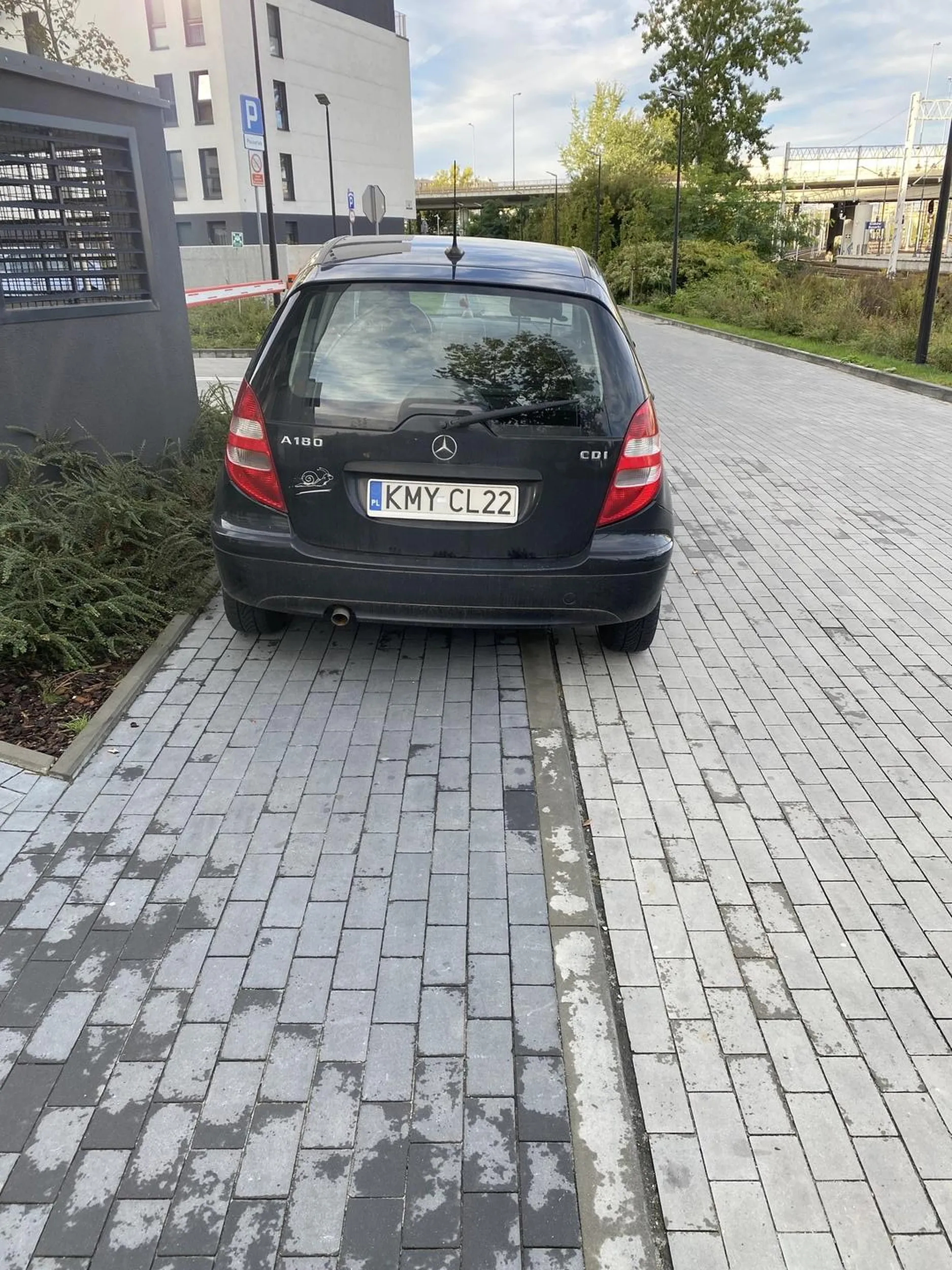 Parkuje tak, że nie da się przejść chodnikiem i do tego na drodze pożarowej