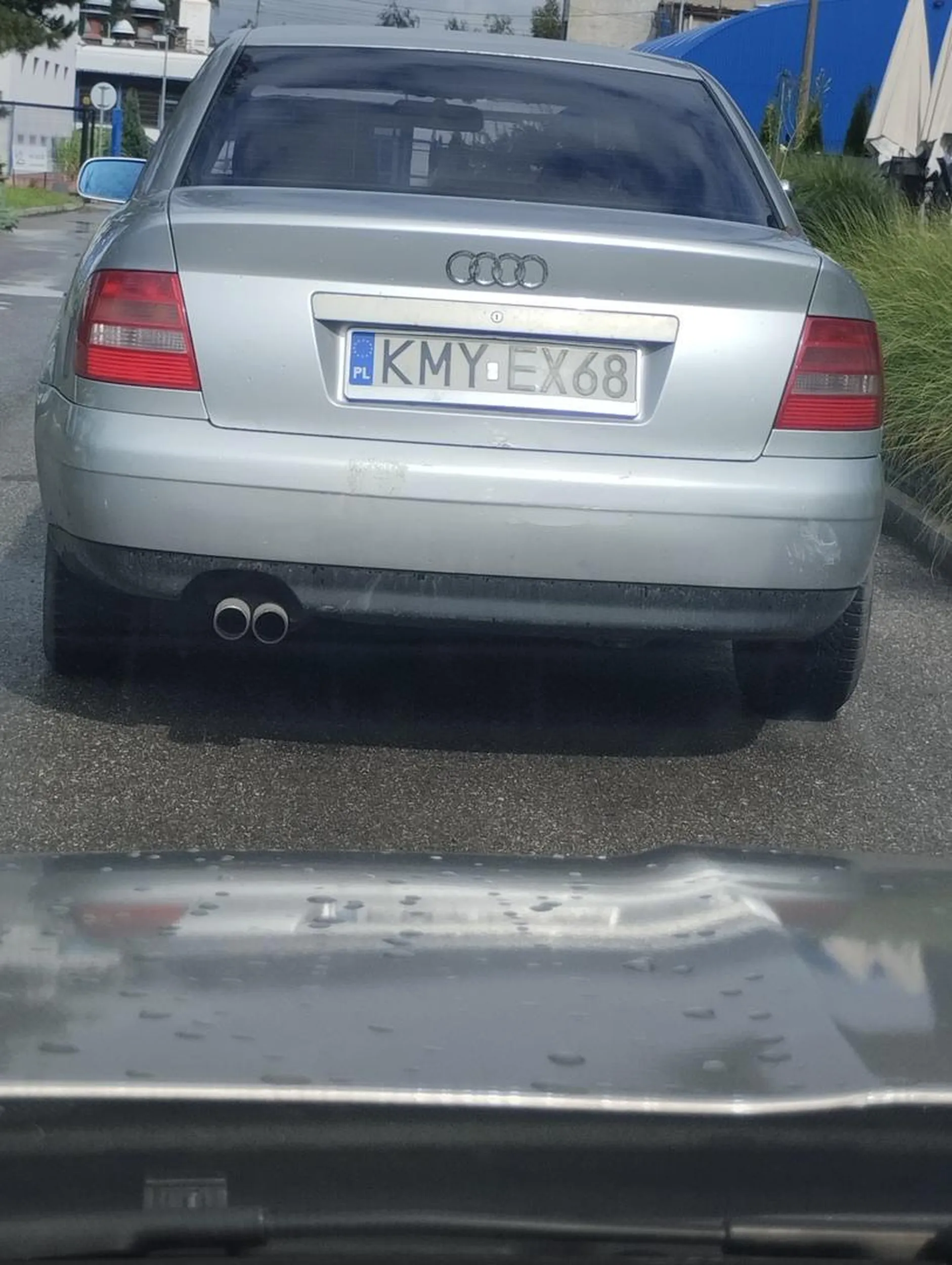 Kierowca niestety nie zna przepisów, jeździ pod prad a w dodatku jest chamski i wulgarny.