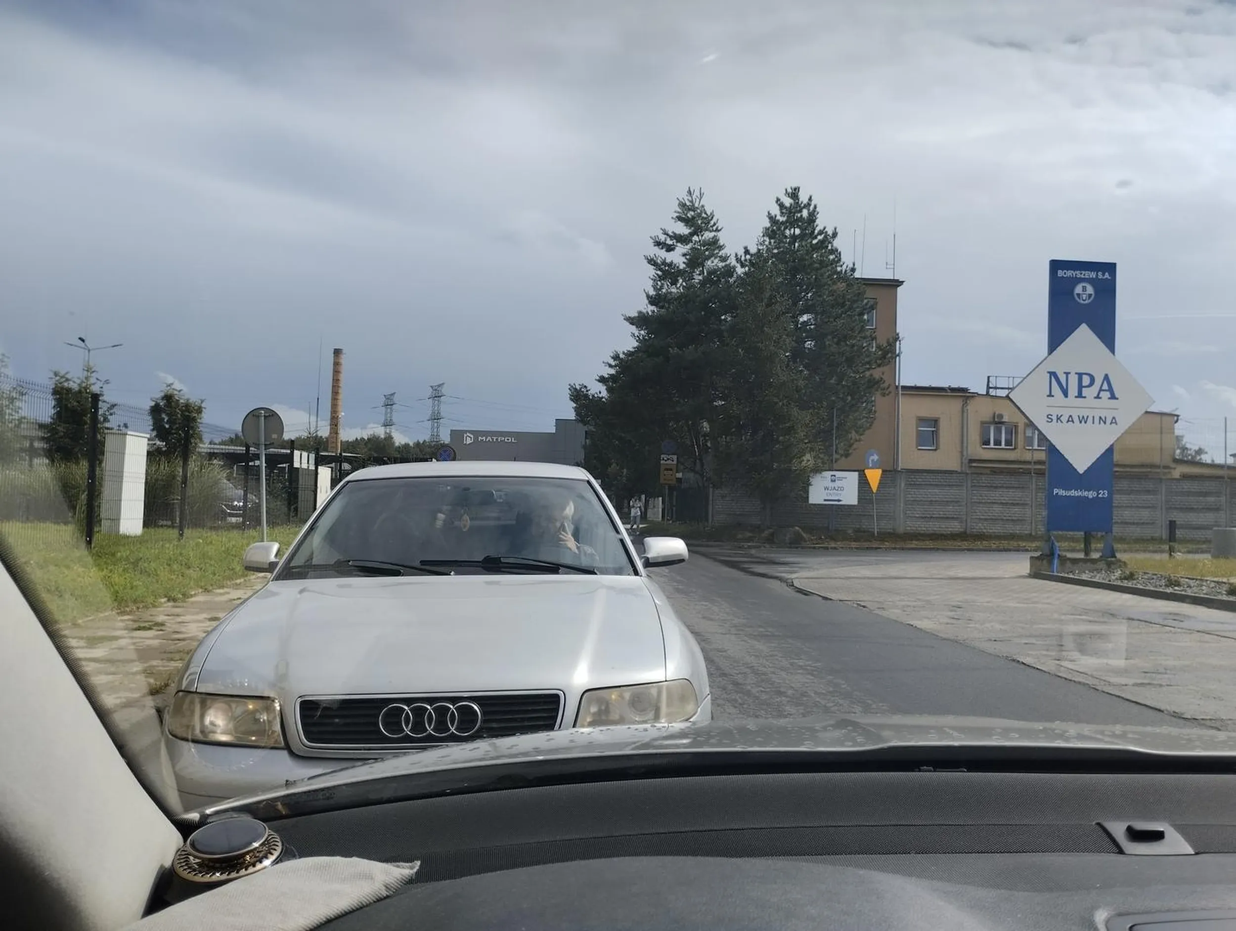 Kierowca niestety nie zna przepisów, jeździ pod prad a w dodatku jest chamski i wulgarny.