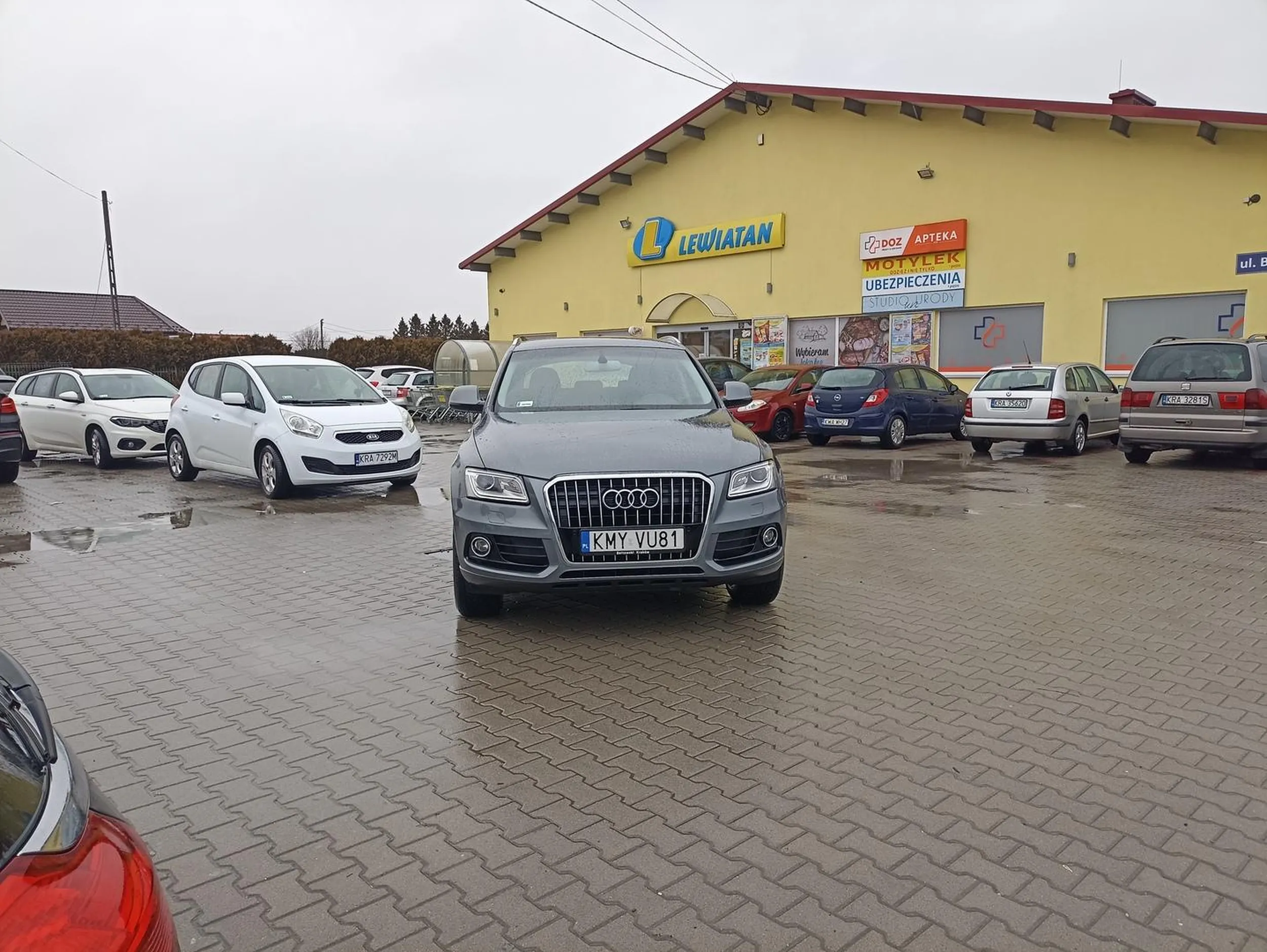 Nawet na parkingu gdzie jest dużo miejsca nie umie zaparkowac, komuś przydadzą się lekcje haha