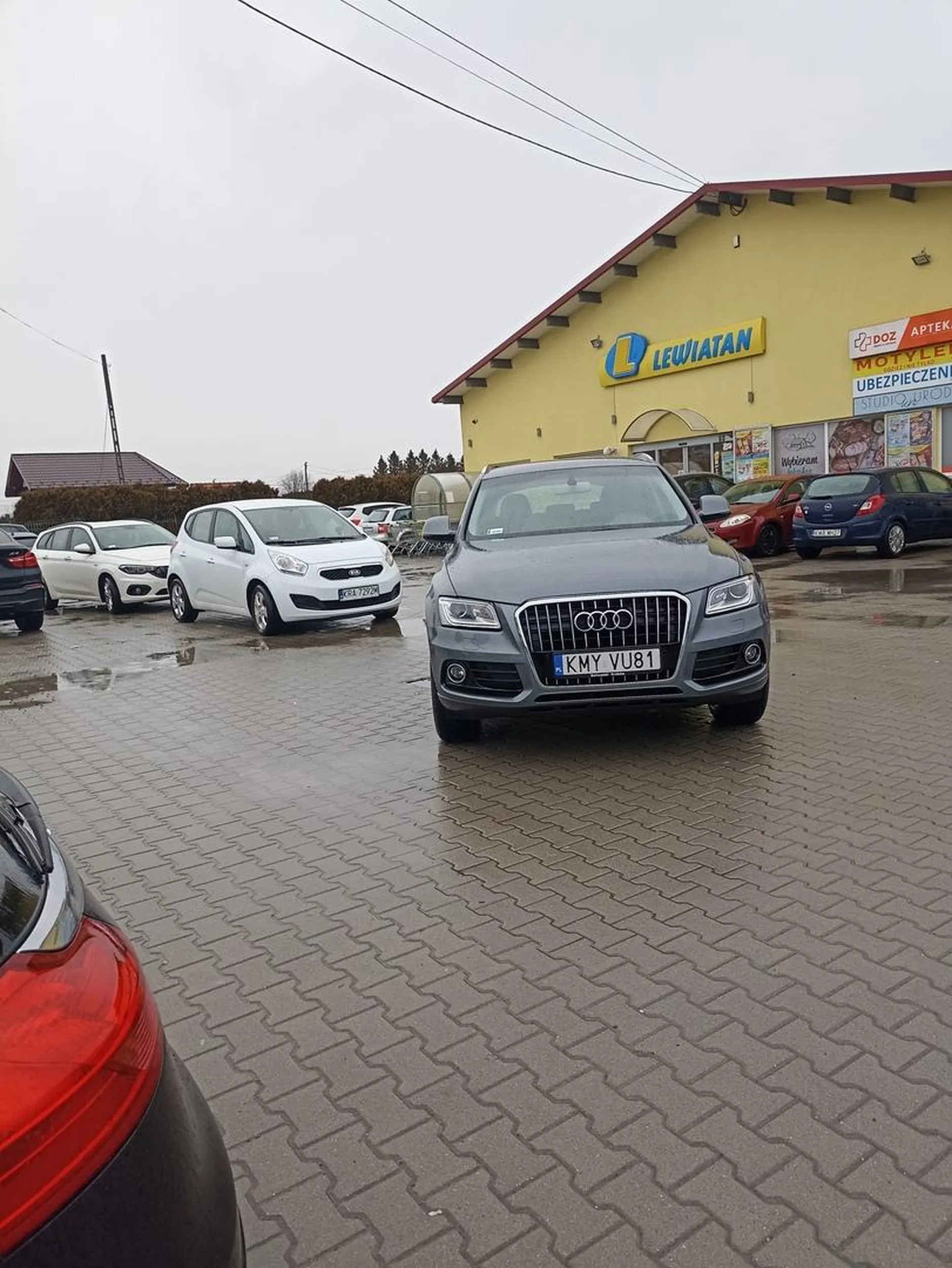 Nawet na parkingu gdzie jest dużo miejsca nie umie zaparkowac, komuś przydadzą się lekcje haha