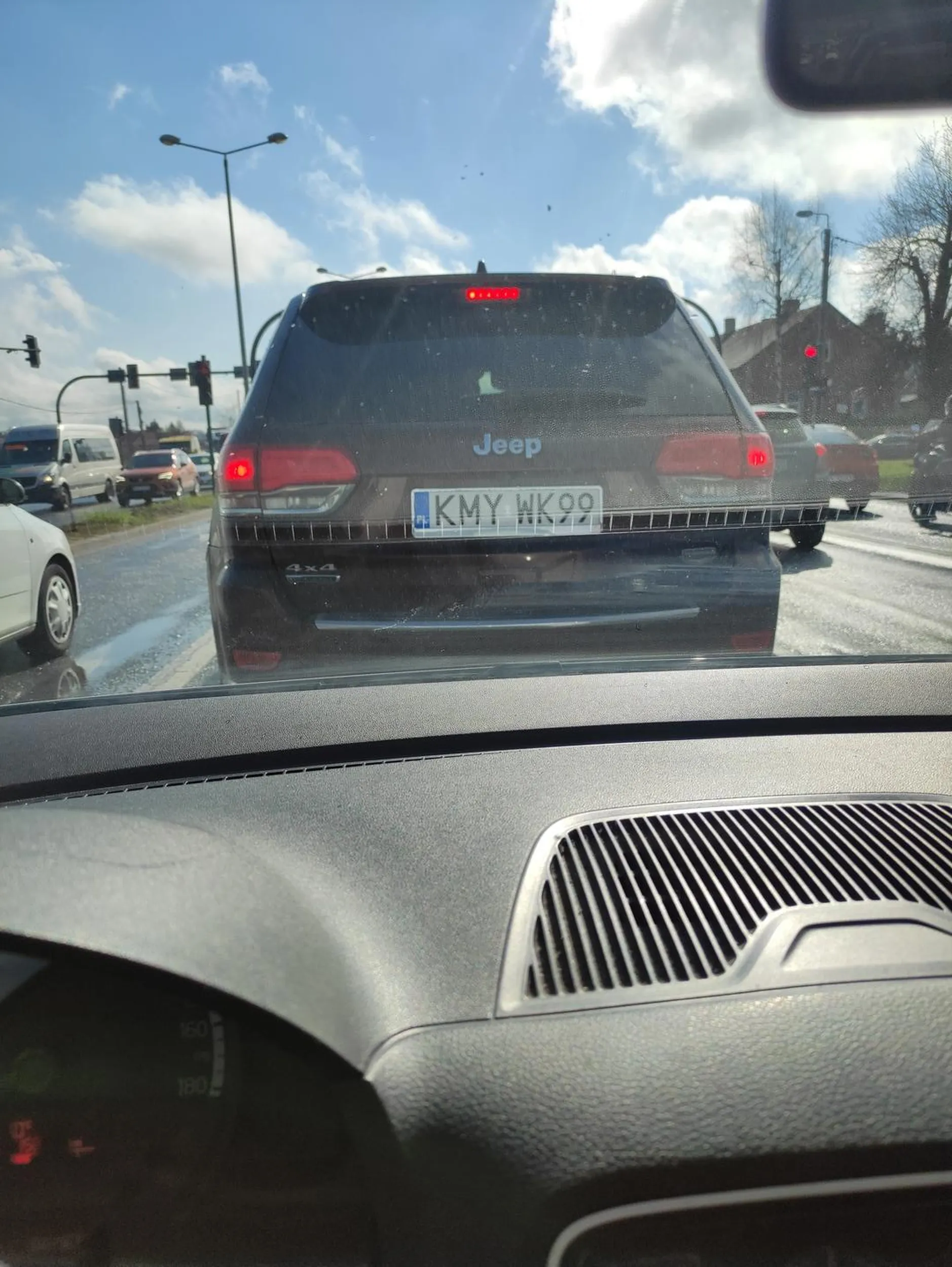 Trąbi na wszystkich , popędza , wyprzedza z prawej itp. Po 20 kilometrach był 1 samochód przed nami? (Zakopianka Krk-Myslenice)