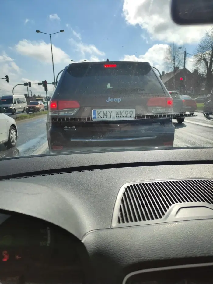 Trąbi na wszystkich , popędza , wyprzedza z prawej itp. Po 20 kilometrach był 1 samochód przed nami? (Zakopianka Krk-Myslenice)