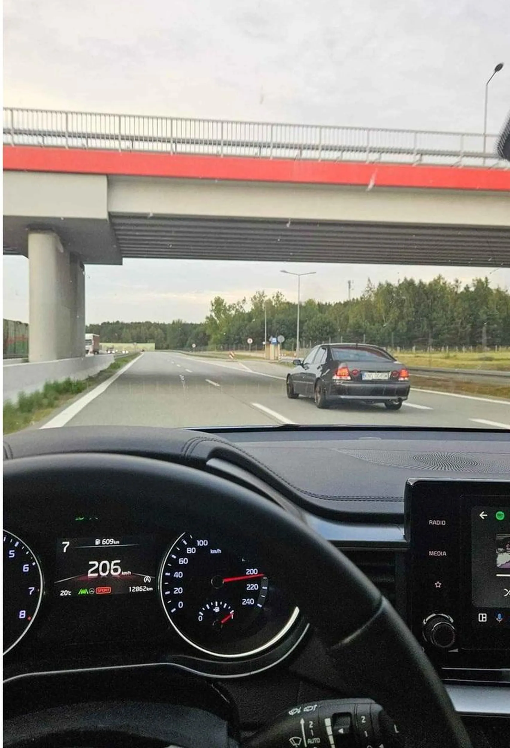 Chłop zamiast zapierdalać po autostradzie powinien zapierdalać po moim drucie. Świetny kierowca, a jeszcze lepszy kochanek ?