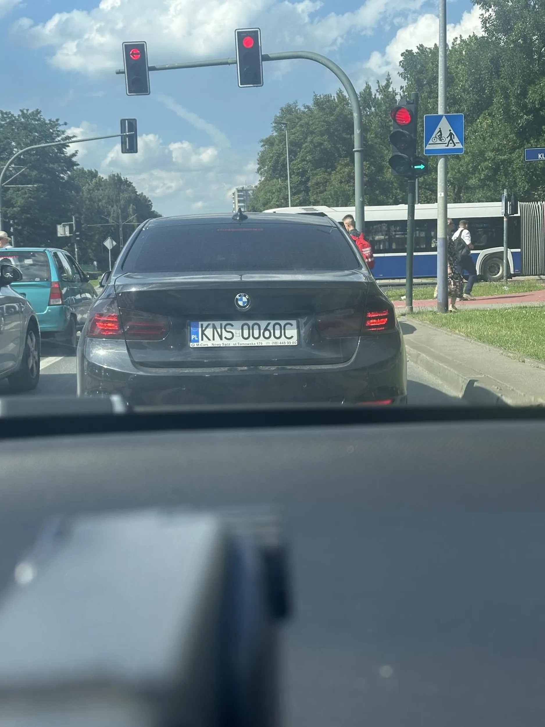 Chociaż dałeś kierunek jak jechałeś na lewo pasem na wprost przez rondo teraz wiem jak wyglądają kierunki w BMW. Serdecznie pozdrawiam