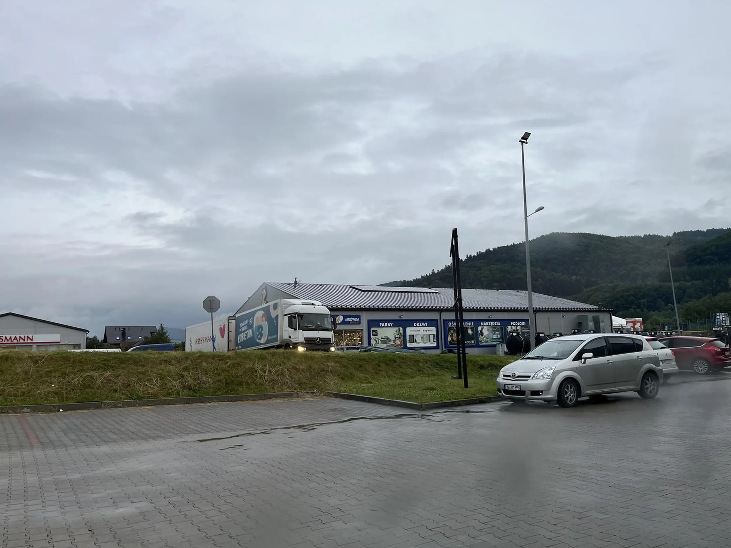 Człowiek tak wielkiego formatu, że parking staje się zbyt mały dla niego