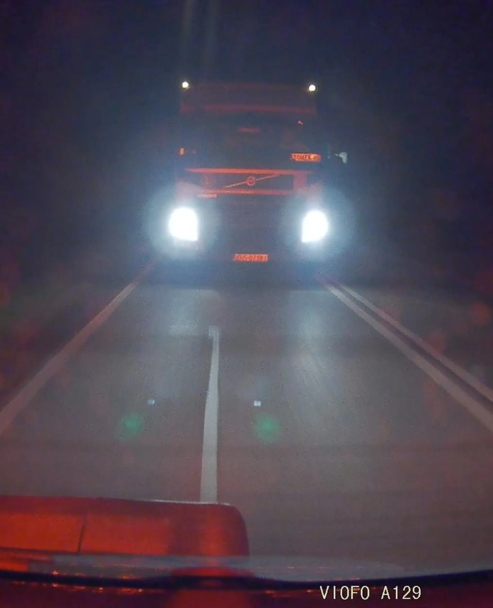 Kierowca zawodowy Tomek jedzie na zderzaku tirem... Gdybym musial awaryjnie hamować to byłoby wesoło. Chyba niedawno przesiadł się z osobówki.