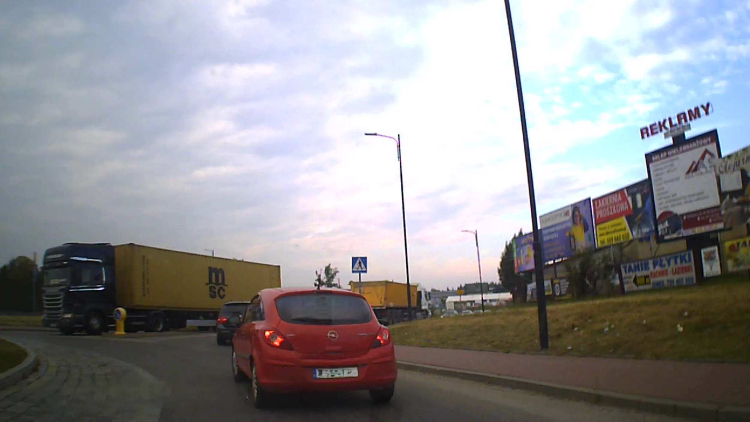 Spe.miarz niczym pocisk ładuje się na rondo wymuszając pierwszeństwo przejazdu