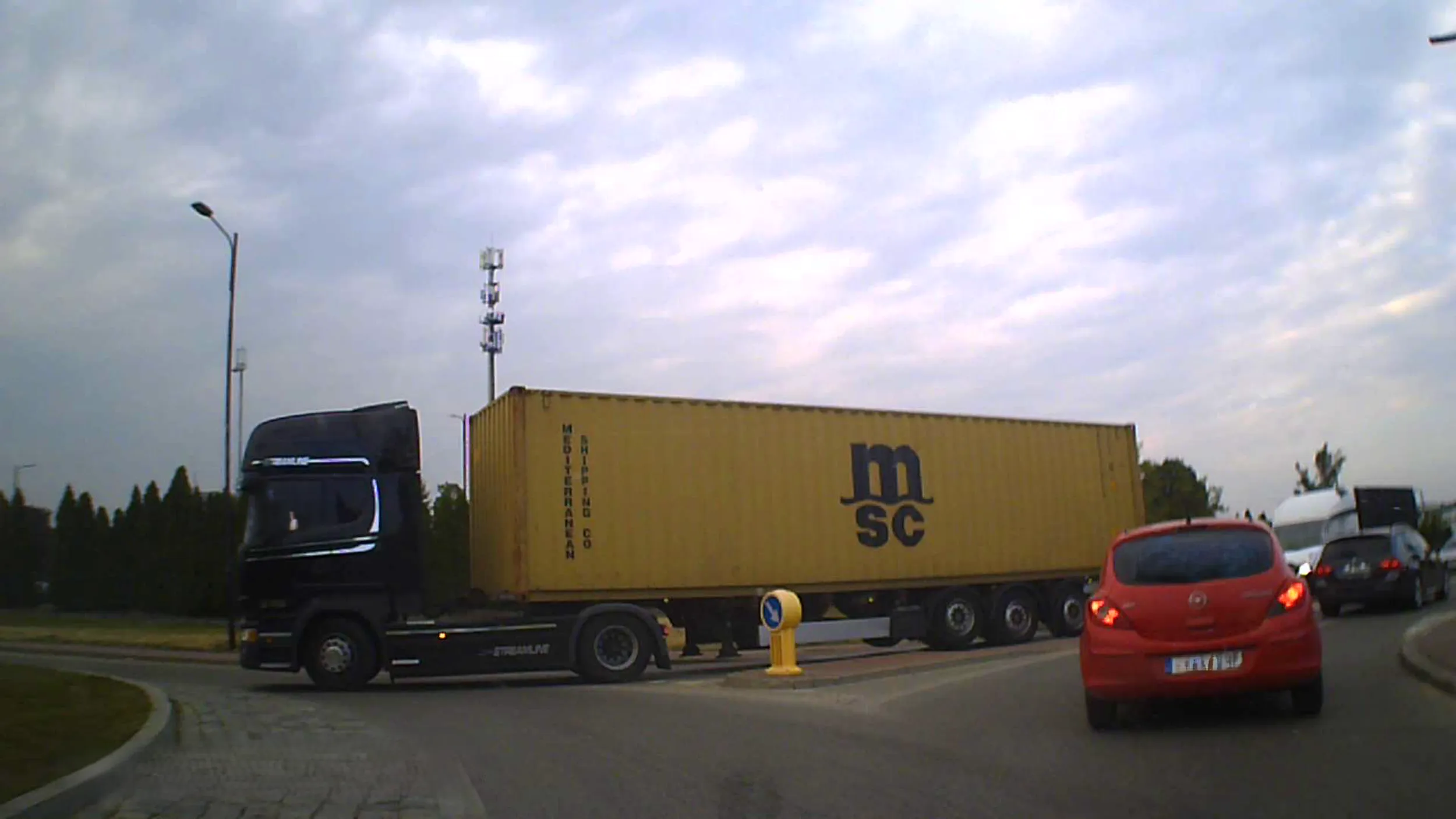 Spe.miarz niczym pocisk ładuje się na rondo wymuszając pierwszeństwo przejazdu