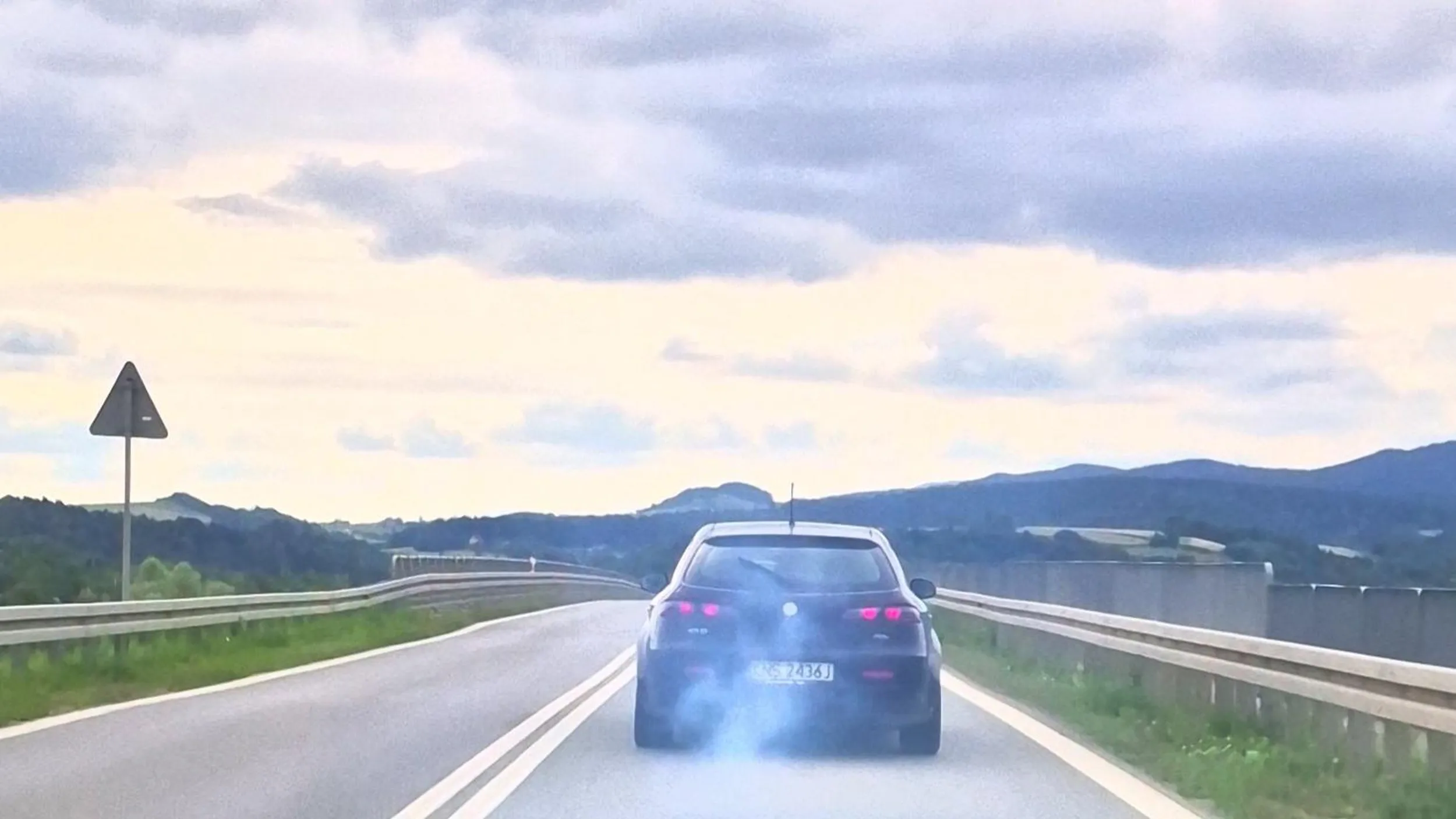 Chłopie zrób coś z tym autem, bo się nie dało jechać za Tobą. Jeden siwy dym.