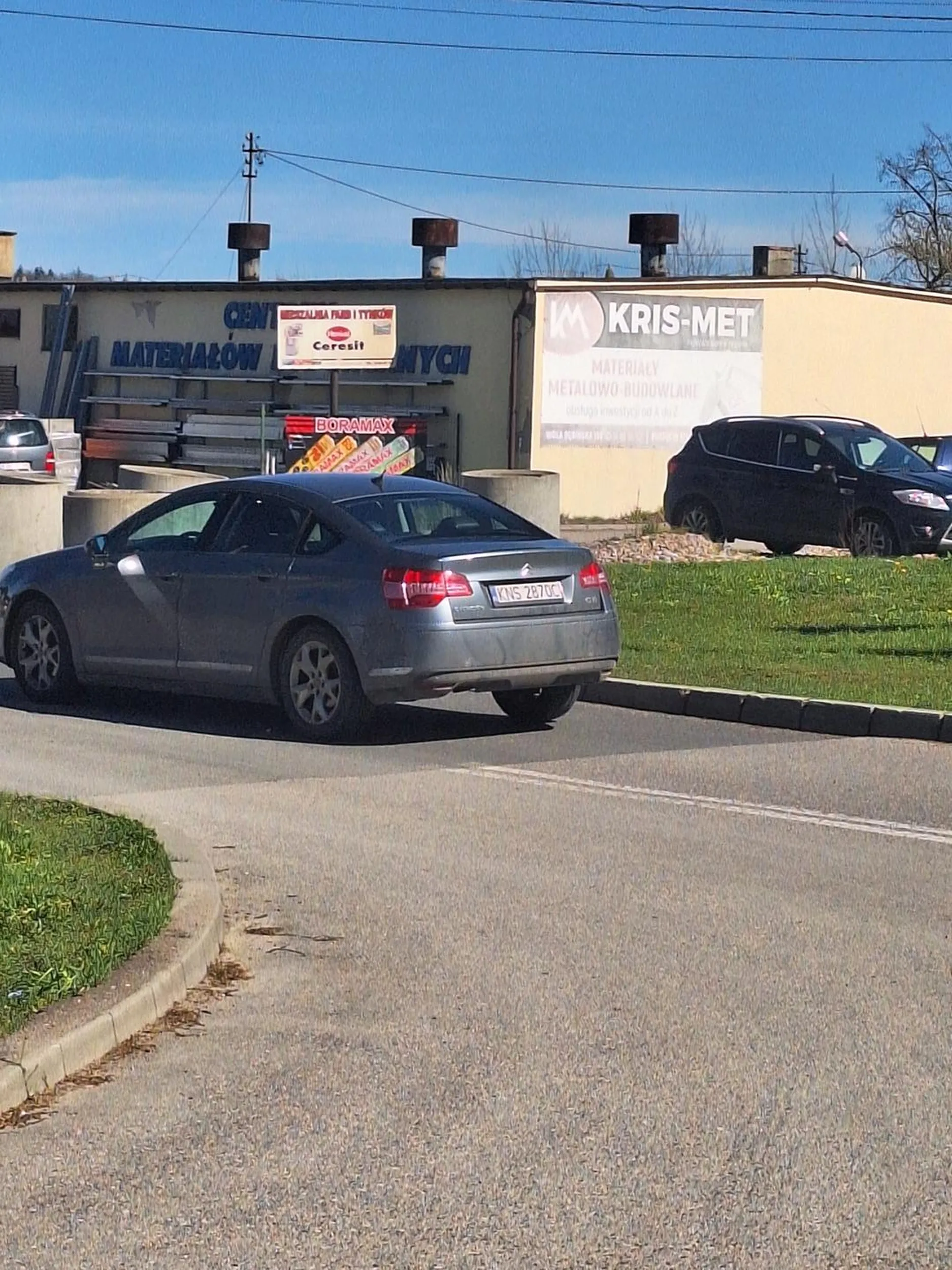 Zawodowy kierowca rajdowy leci w zabudowanym jak szef