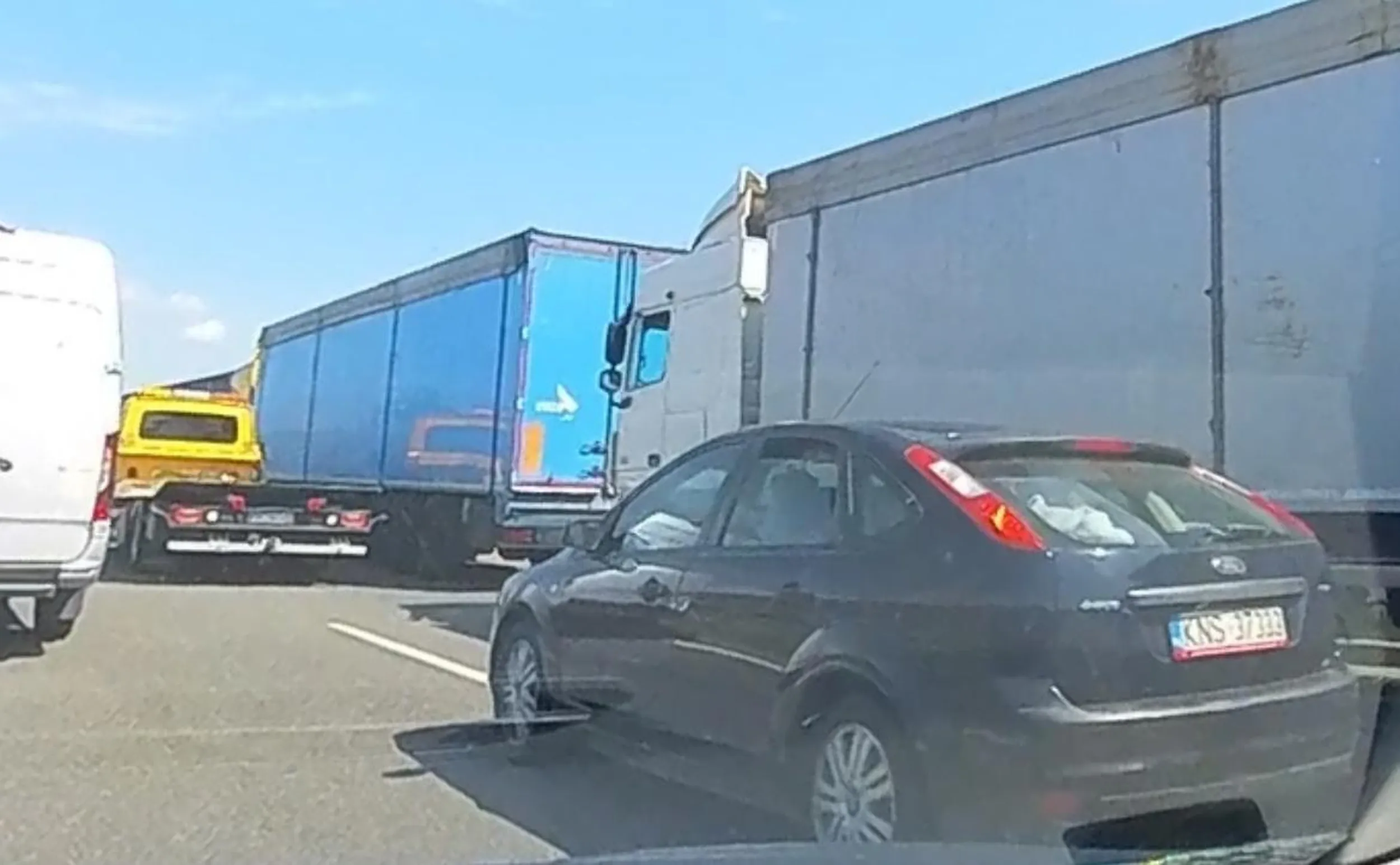 Hultaj jedzie za lawetą korytarzem życia.