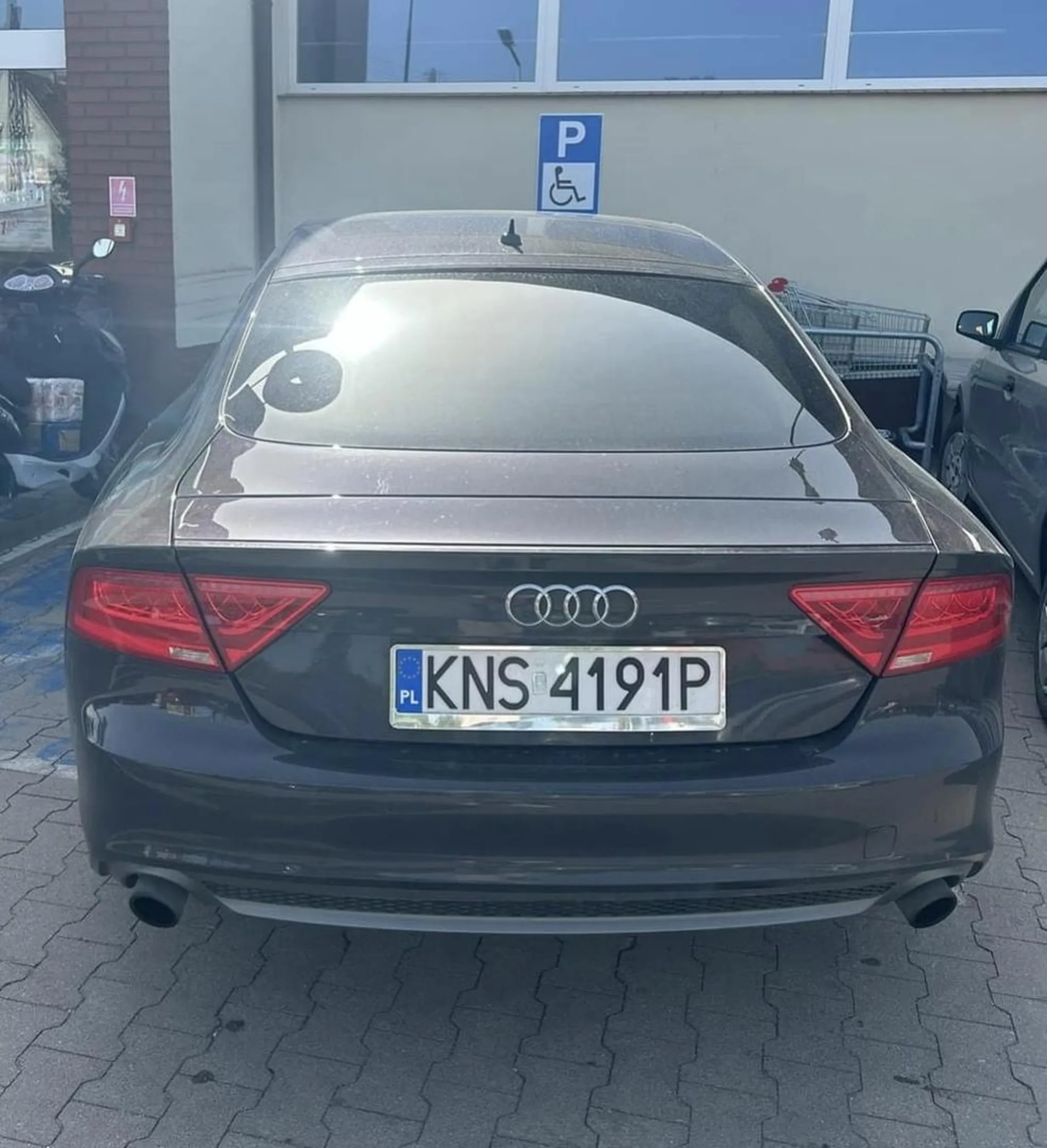 Parkuje na miejscach dla niepełnosprawnych a zdrowy chłop.