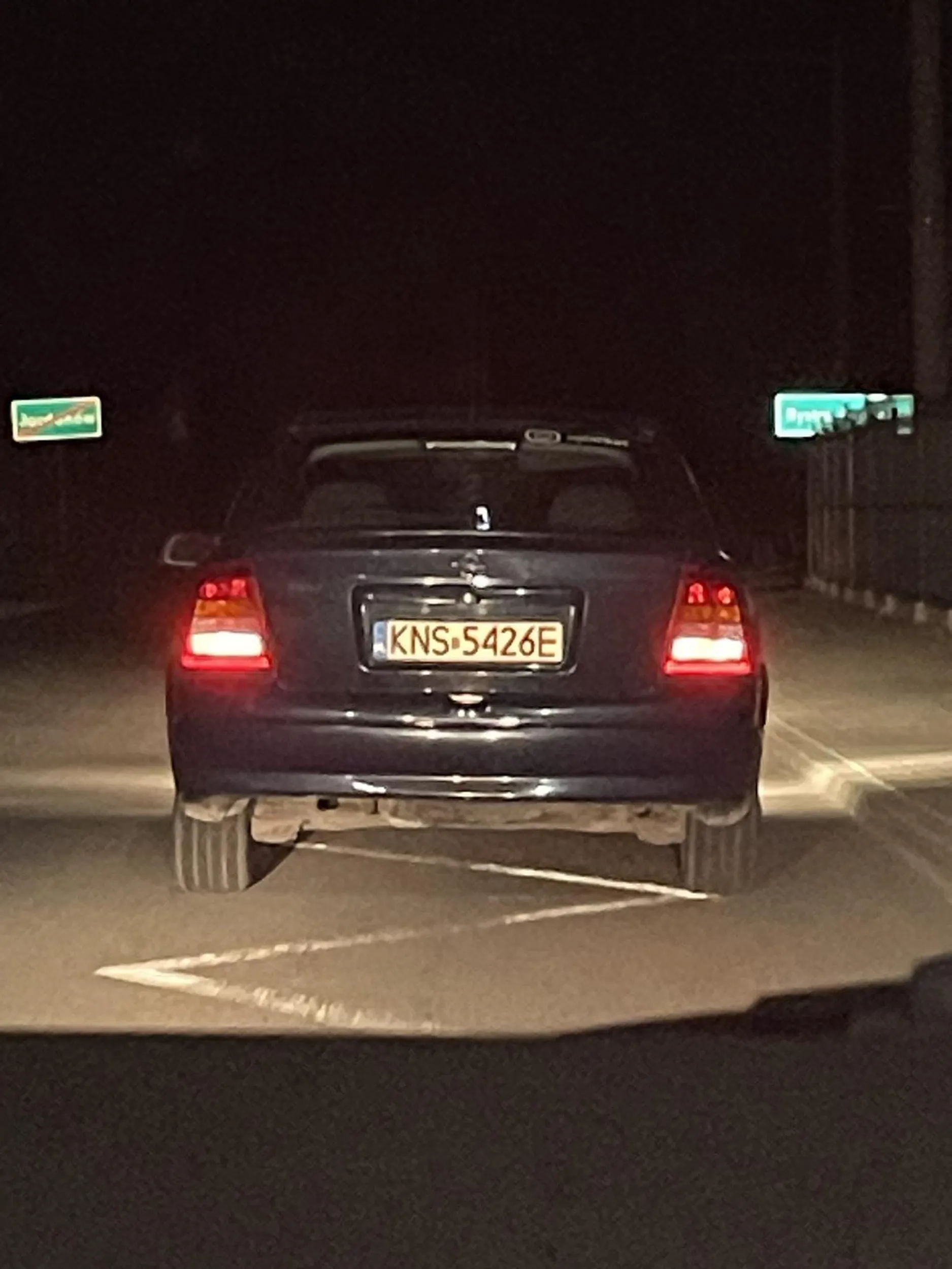 Jeżdzi jak wariat, wyprzedza na zakręcie gdzie z naprzeciwka jedzie auto ciężarowe, specjalnie rozpędza sie i zwalnia, ścina zakręty, chory człowiek