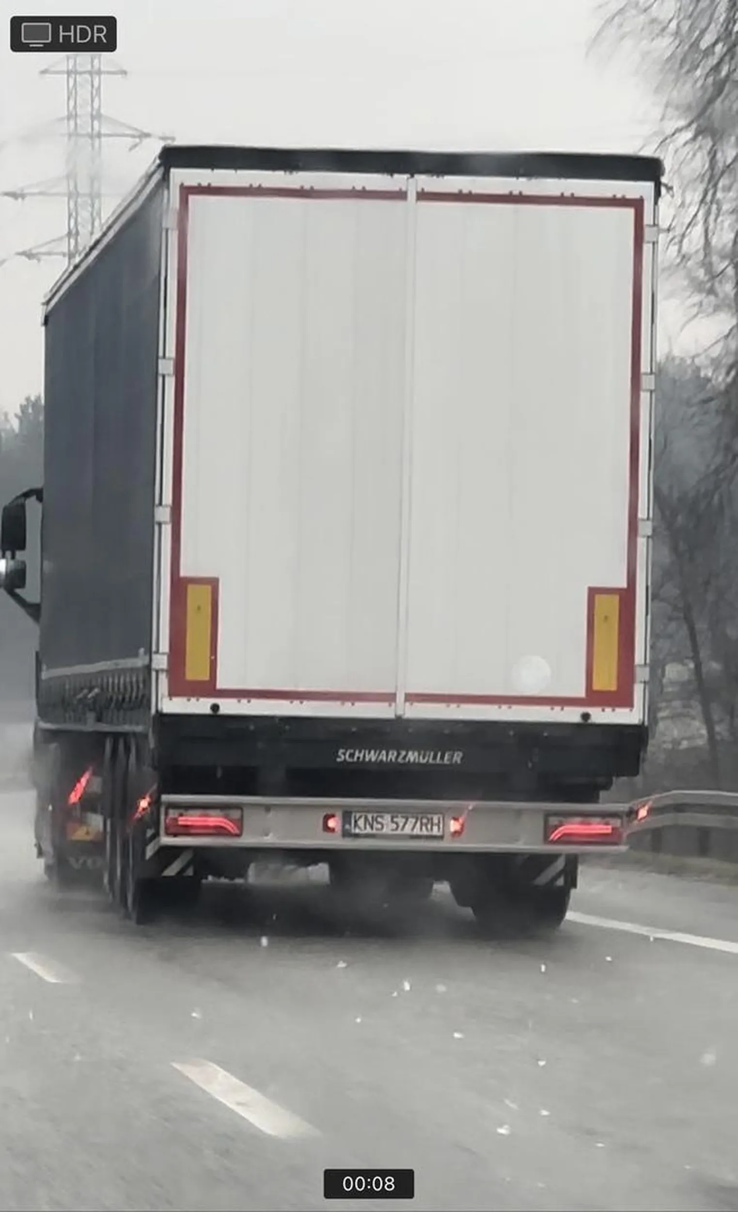 Kierowca stwarza zagrożenie na drodze, dziś rano na S1 jadąc za nim z naczepy zaczęły spadać bryły lodu. Bardzo nieodpowiedzialne zachowanie kierowcy. Przypominam, że jest za to mandat. Następnym razem proszę przygotować pojazd do jazdy.