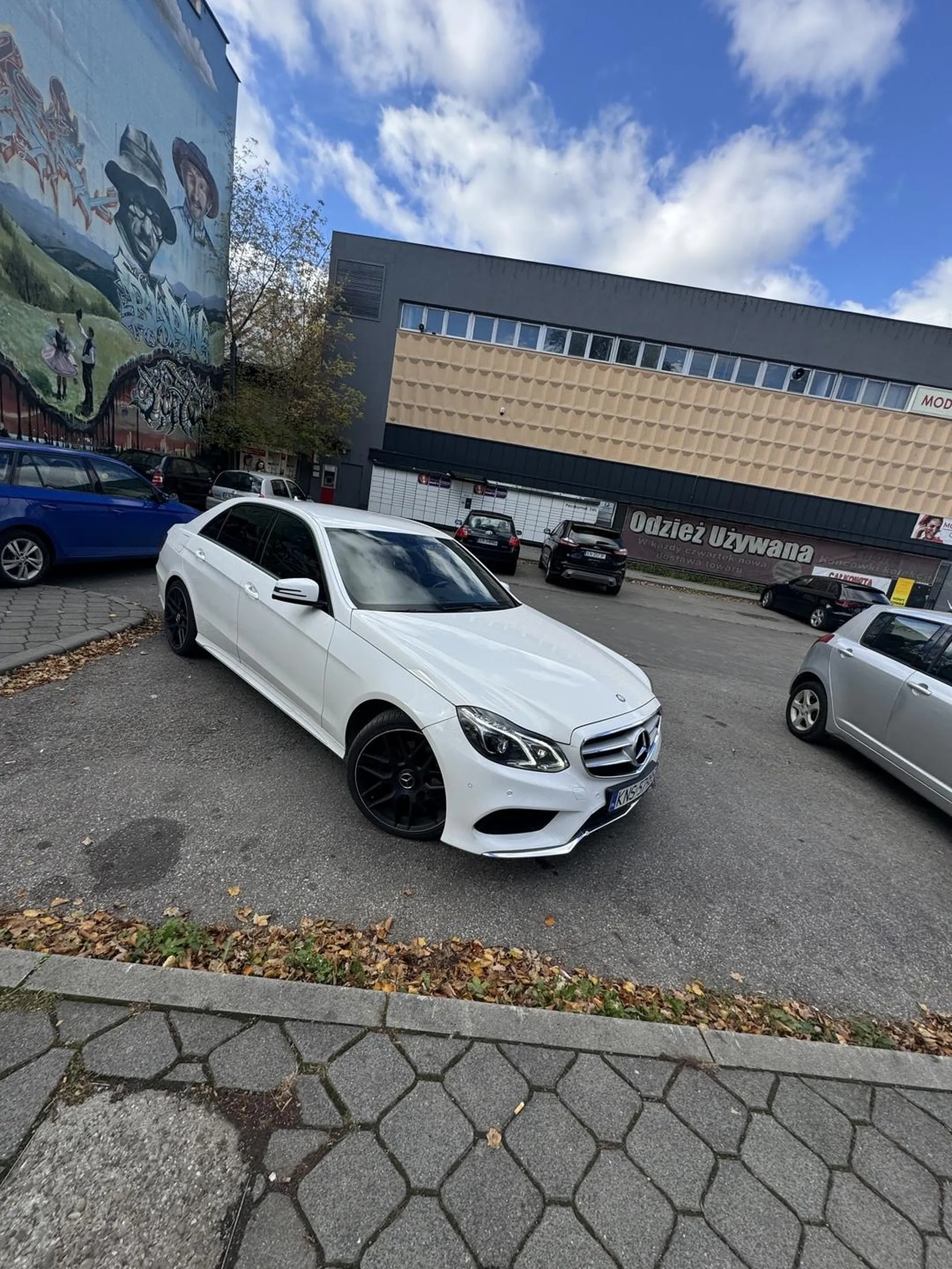 Karygodne.samochod za grubo ponad 200 tysięcy złotych a kierowca jeździć nie umie i parkuje jak by prawko wygrał w chipsach Nie pozdrawiam