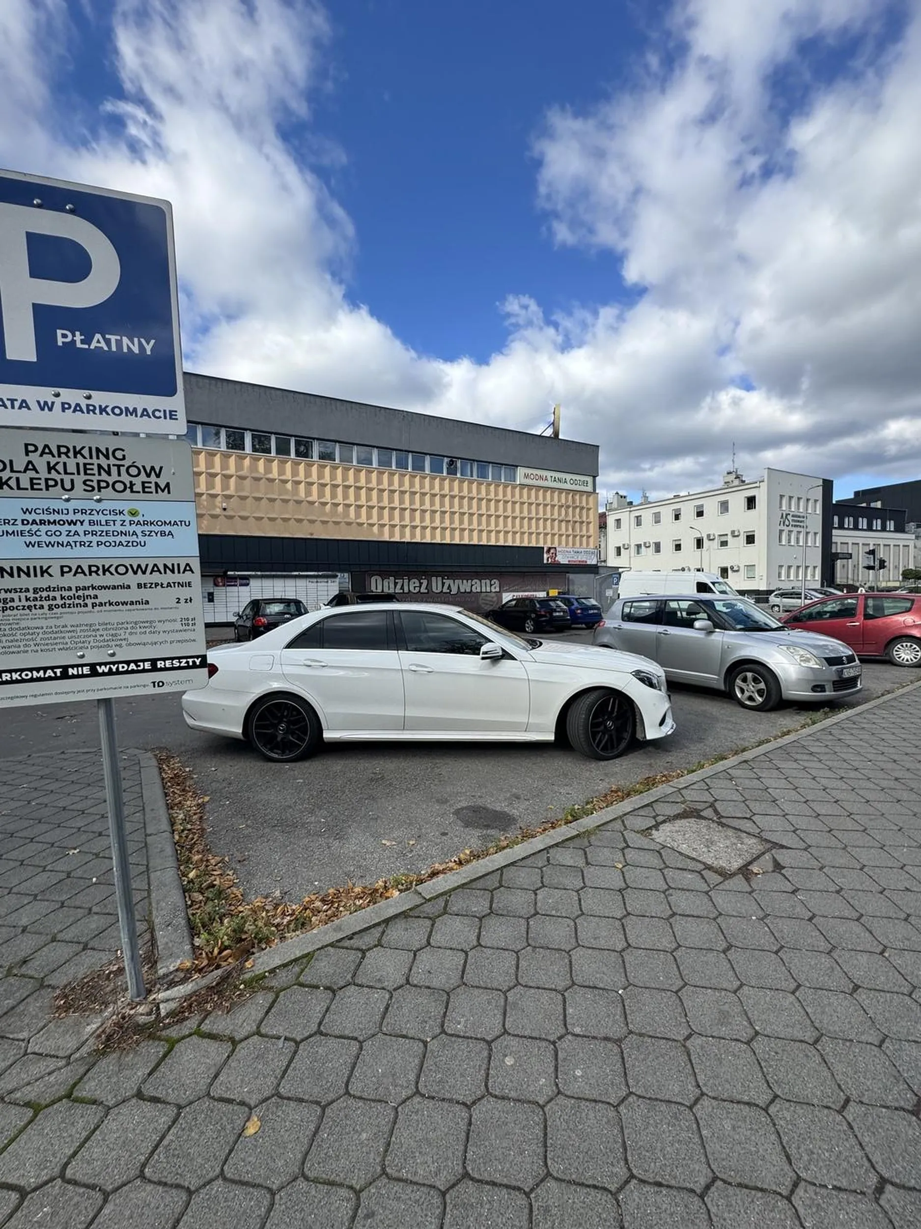 Karygodne.samochod za grubo ponad 200 tysięcy złotych a kierowca jeździć nie umie i parkuje jak by prawko wygrał w chipsach Nie pozdrawiam