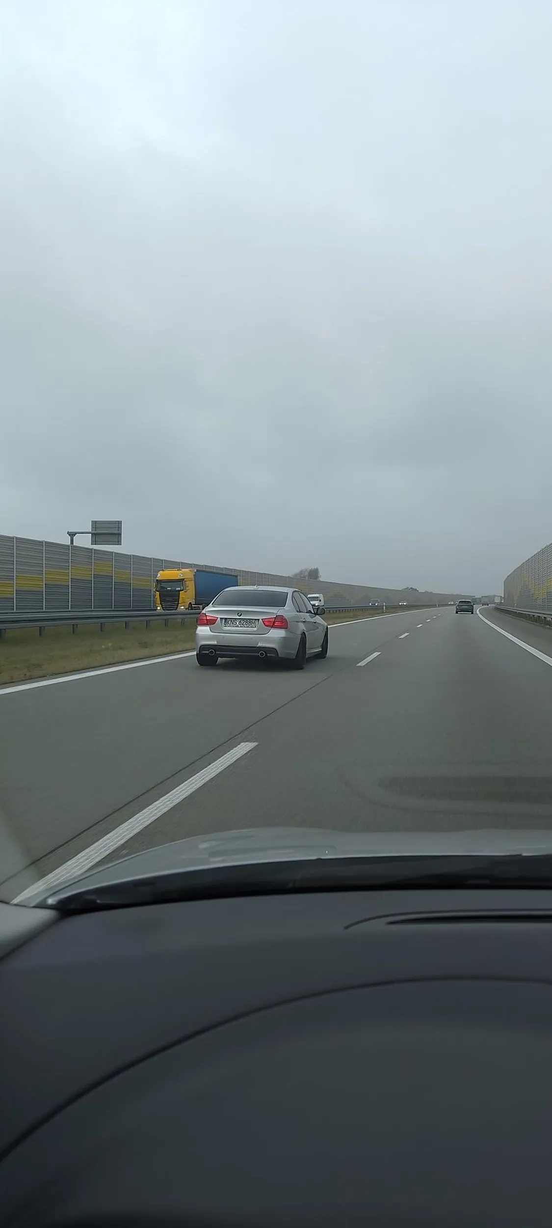 Okupuje lewy pas, nie zjedzie na prawy gdy ktoś chce wyprzedzić tylko przyspiesza i później zwalnia. Typowy zjeb z bolidu młodzieży wiejskiej