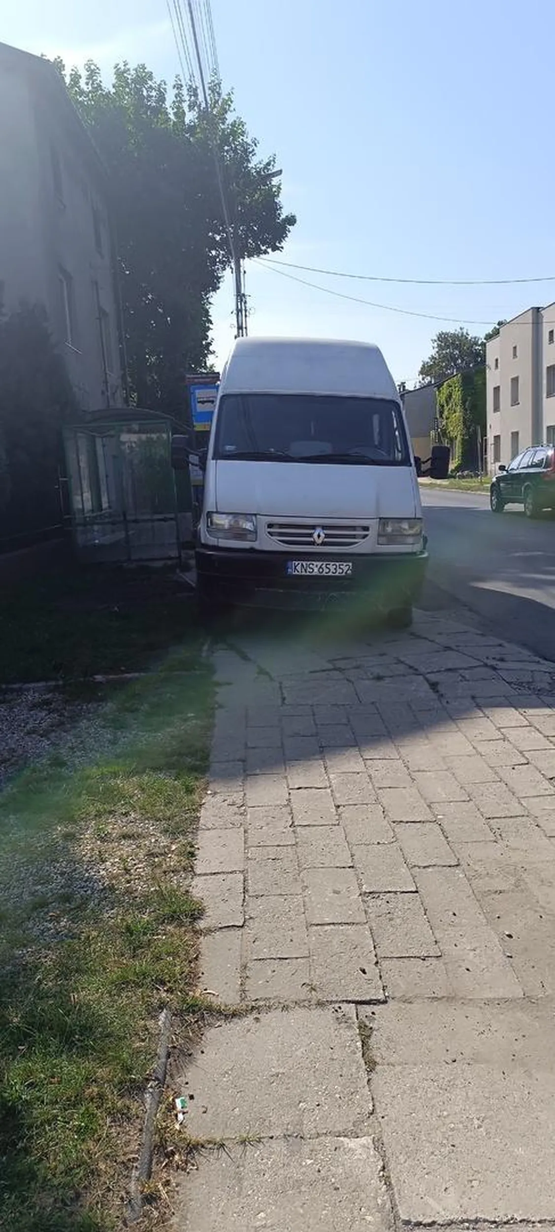 Zero wyobraźni, ludzie nie potrafią jeszcze latać, żeby ominąć Twój samochód... Dodatkowo zajmuje wysepkę autobusową. "Mistrz" parkowania
