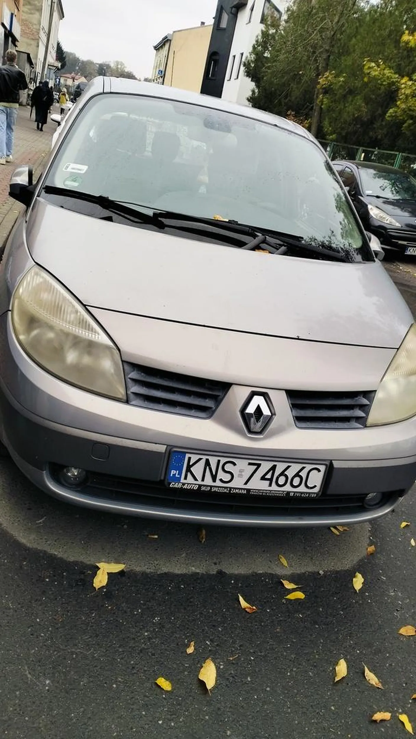 Pięknie parkuje pod szkołą