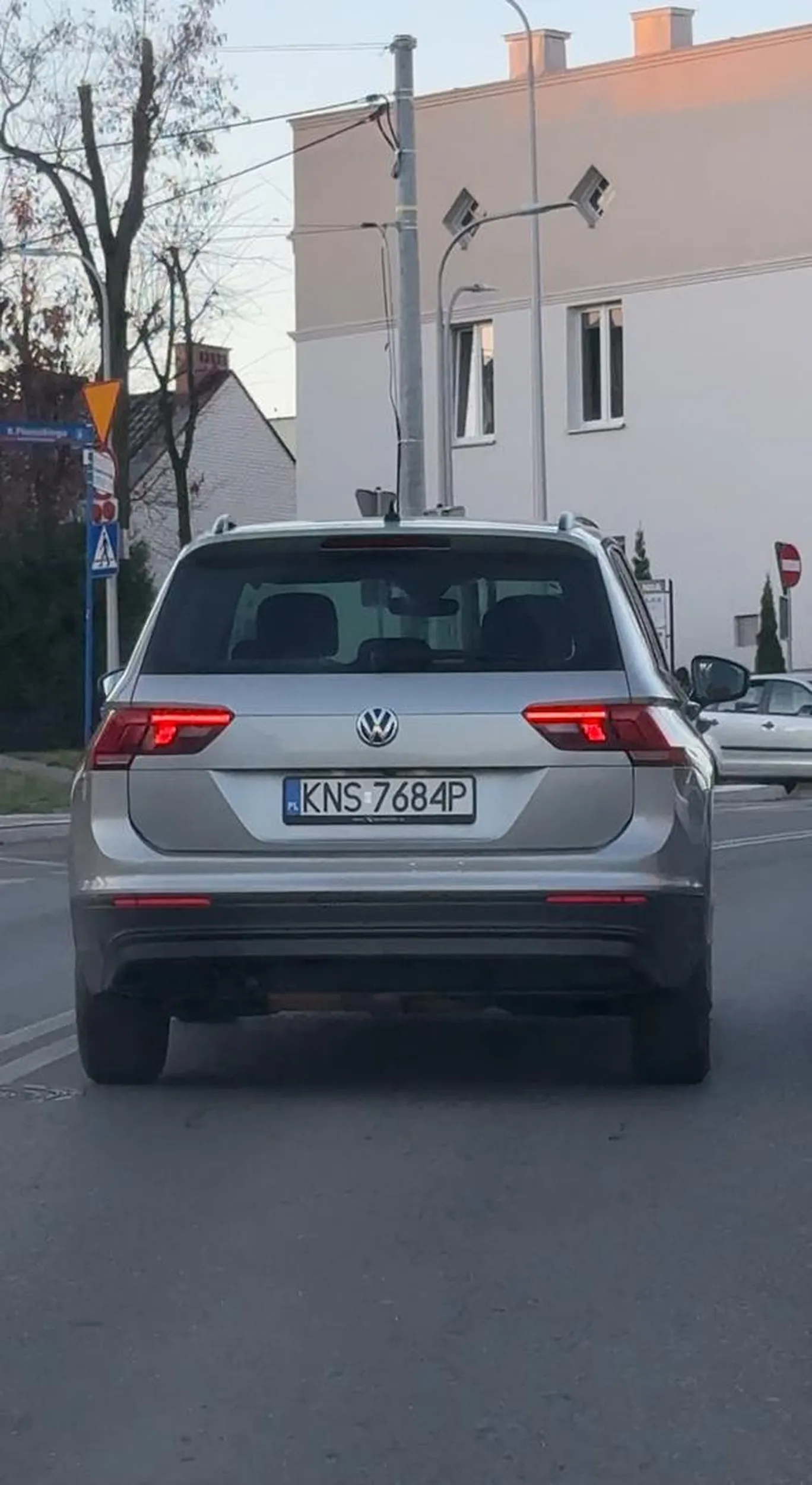 Kobieta jadąca tym srebrnym samochodem od ronda w Nowym Sączu w stronę szpitala, hamowała gwałtownie , tak jakby chciała wymusić kolizję na ubezpieczenie, ponadto stykała się podwójnej ciągłej. Uważać na taką Panią kierowcę.