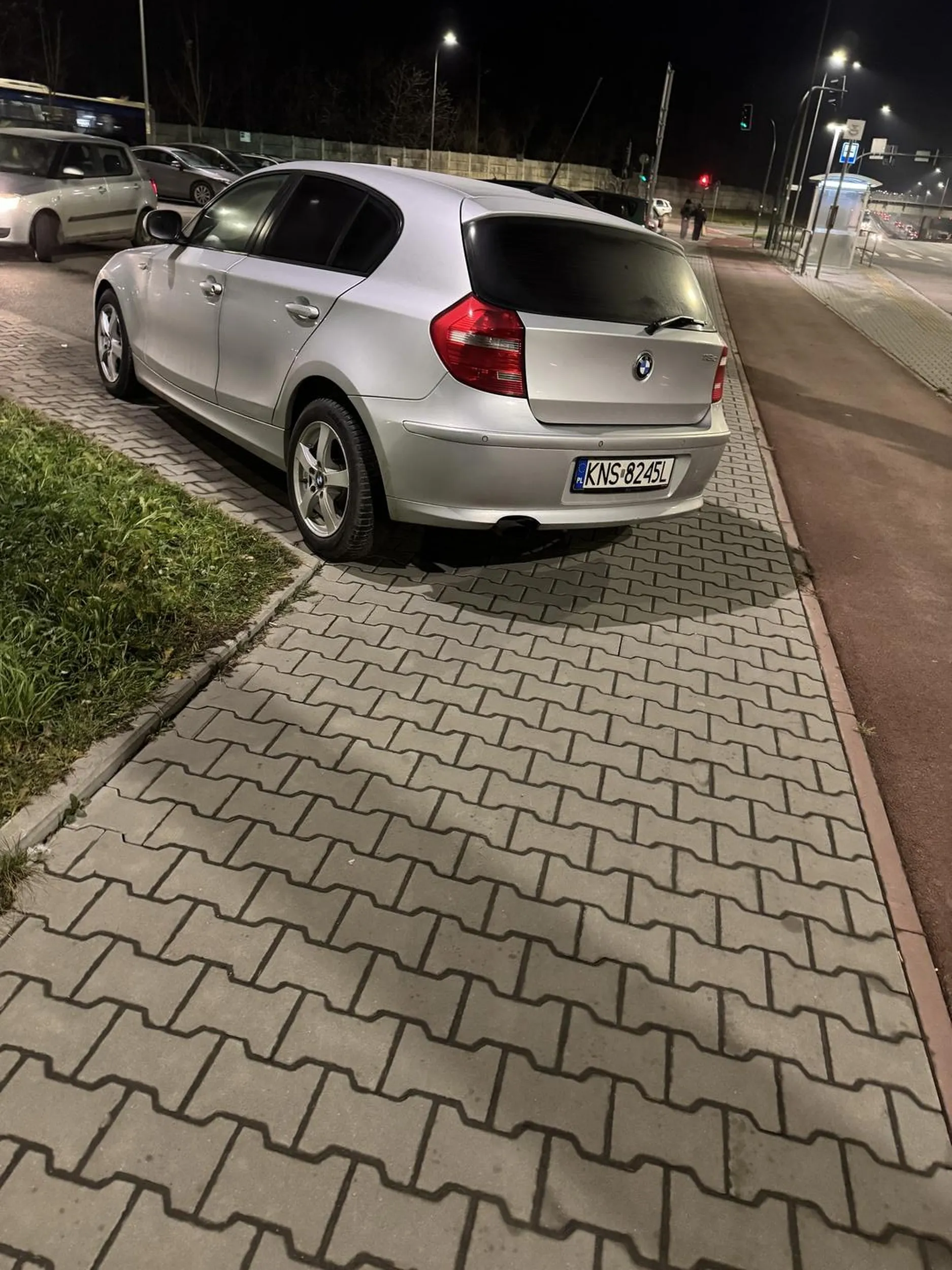 nalezycie zaparkowany pojazd